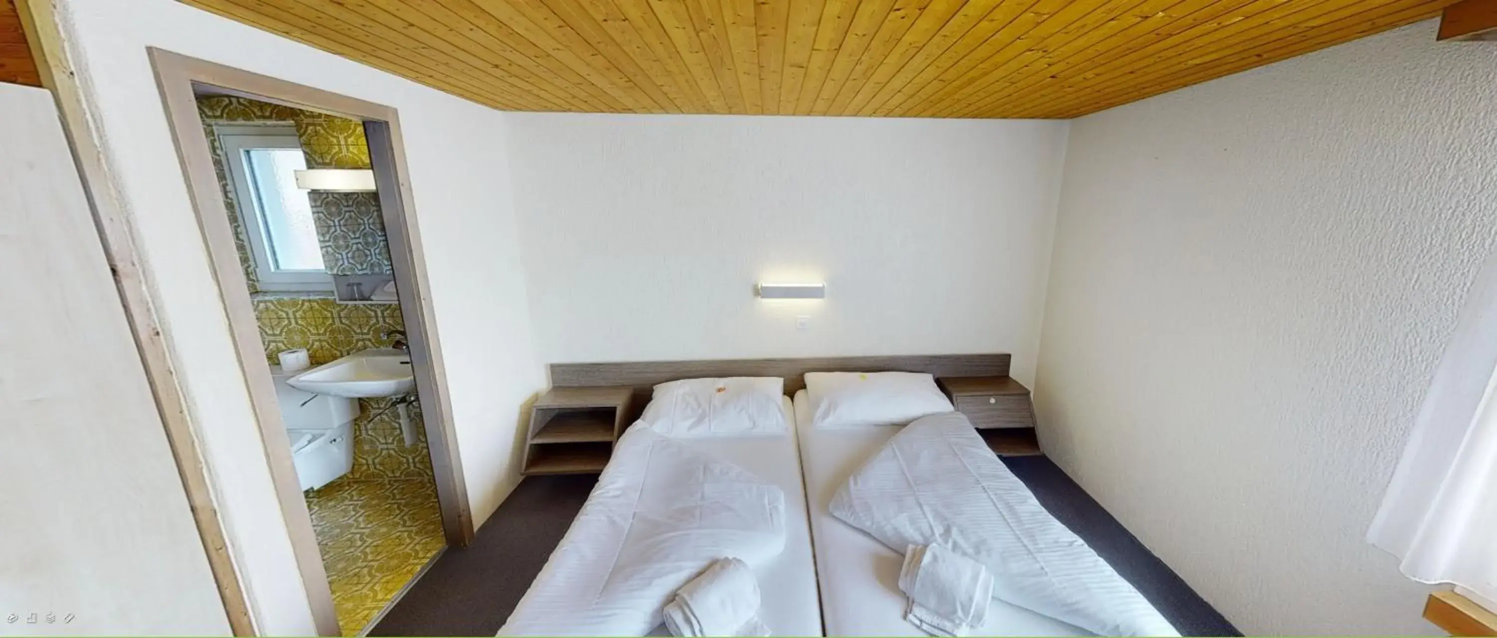 Budget Double Room - single occupancy in Boutique Hotel & Restaurant Bären Ringgenberg Budget Double Room - single occupancy in Boutique Hotel & Restaurant Bären Ringgenberg