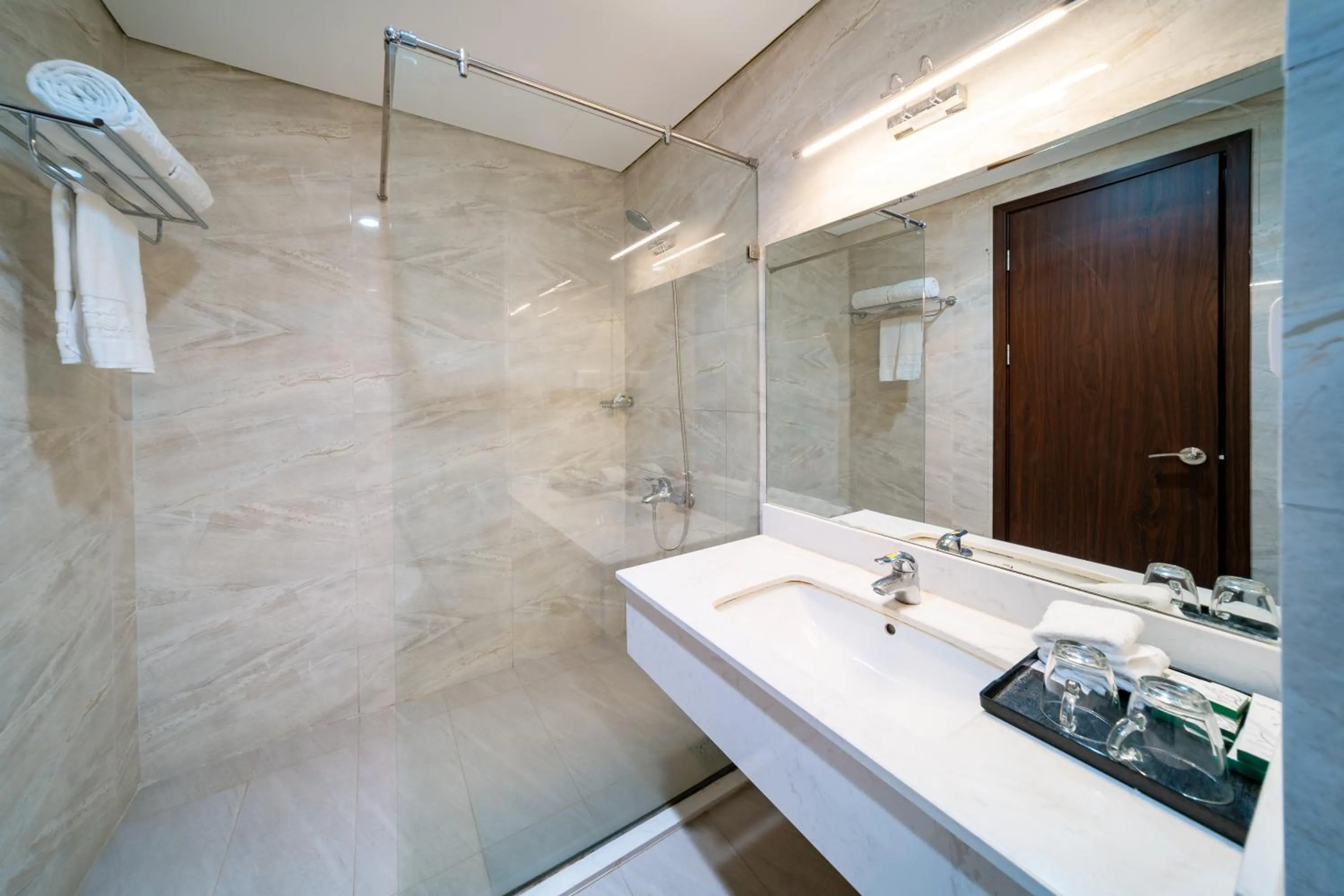 Shower in Khách sạn Thái Bình Dream