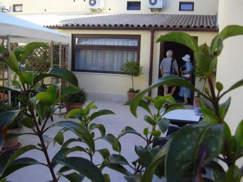 Facade/entrance in Sorella Luna