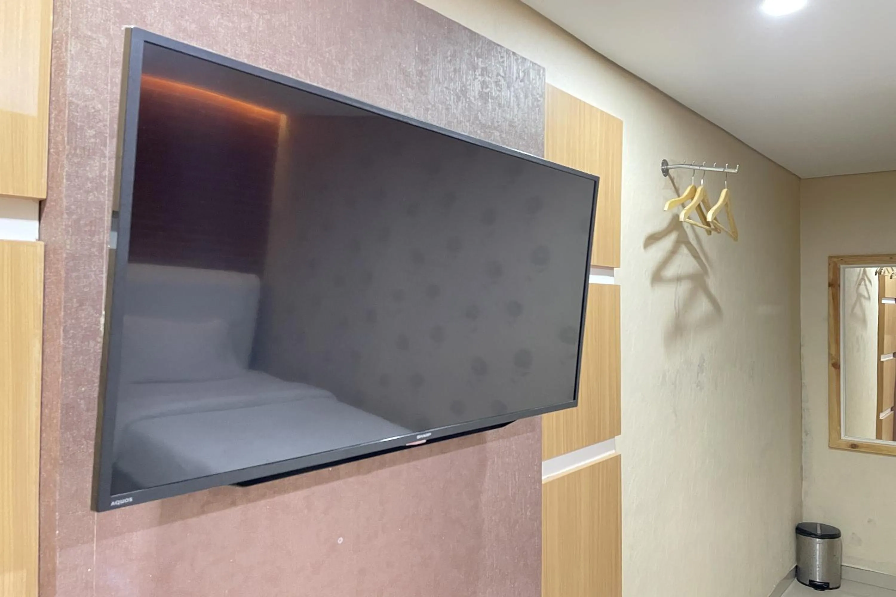 TV and multimedia in Hotel Lengkong 2