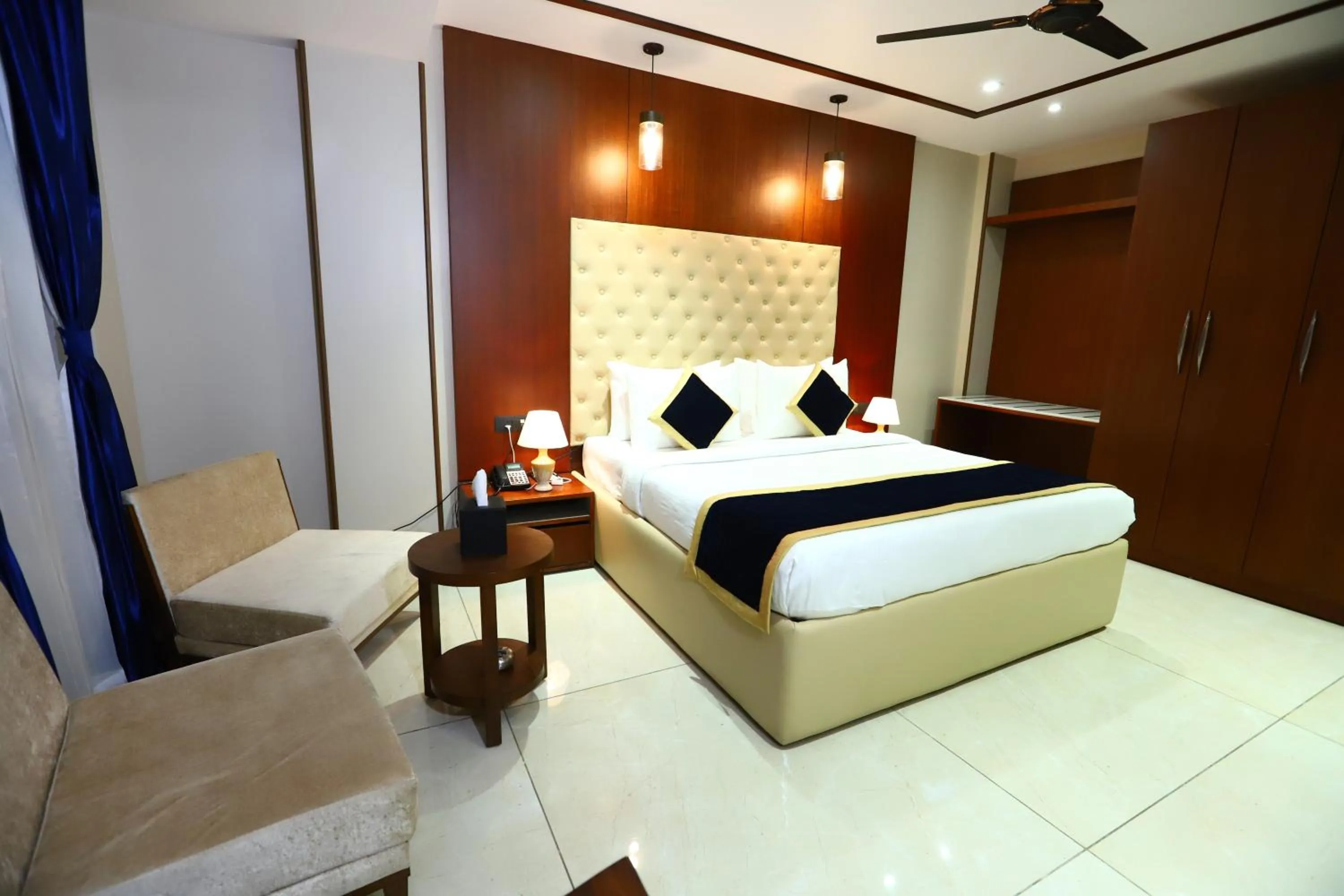 Bedroom, Bed in Sanca International Hotel in Patel Nagar Delhi