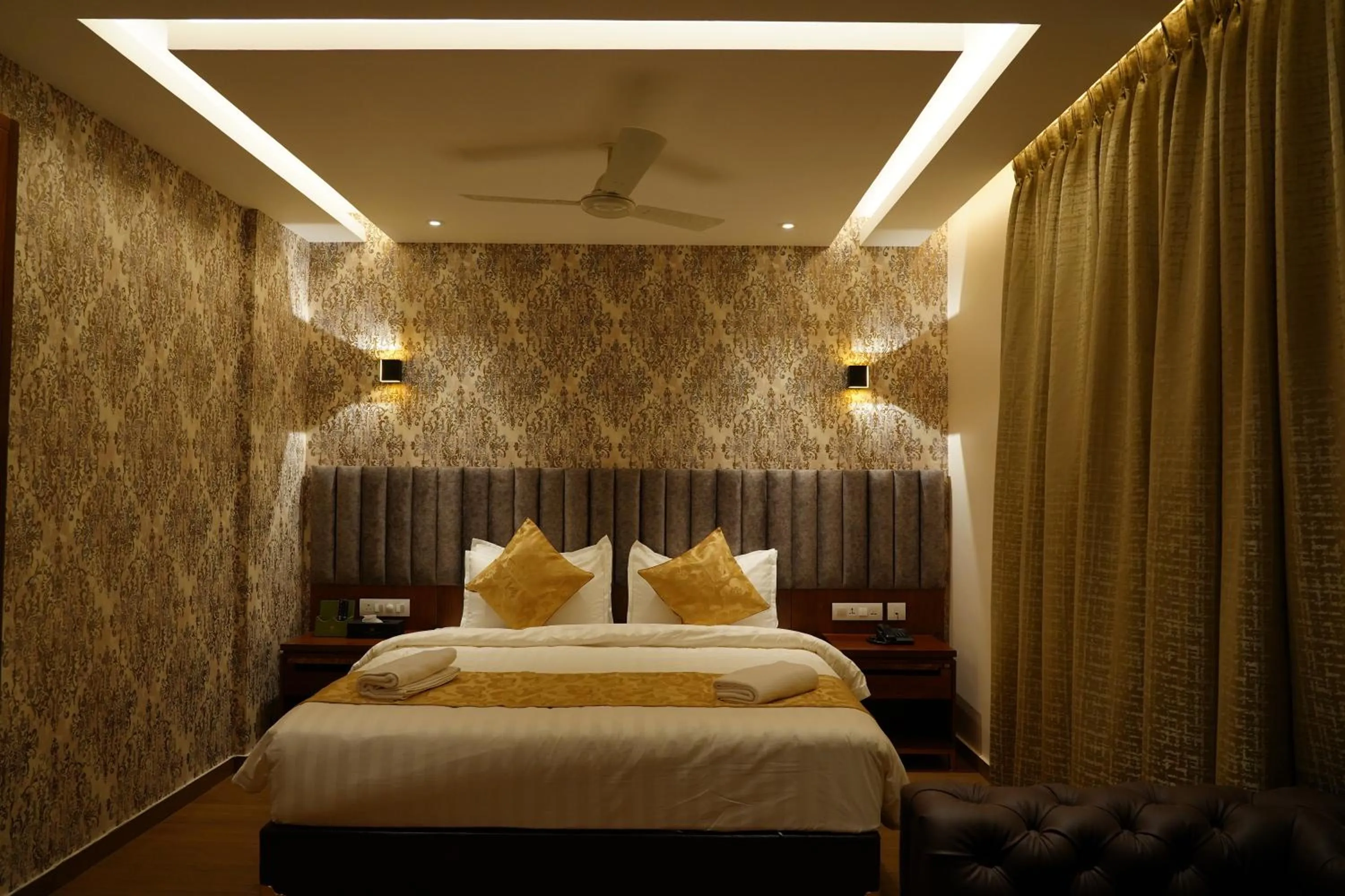 Bed in The Kings Park Grand-Near US Consulate