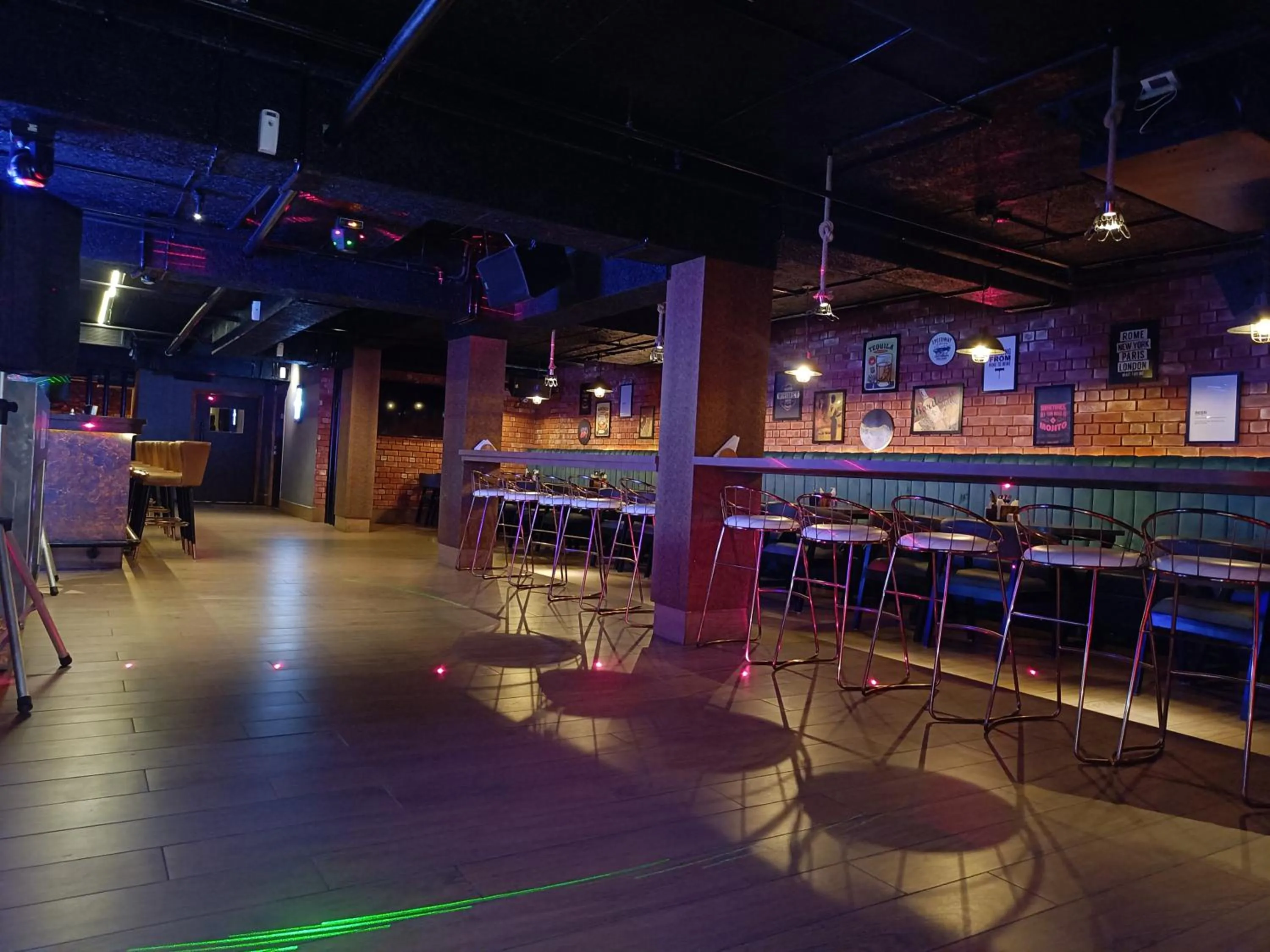 Nightclub / DJ in The Kings Park Grand-Near US Consulate