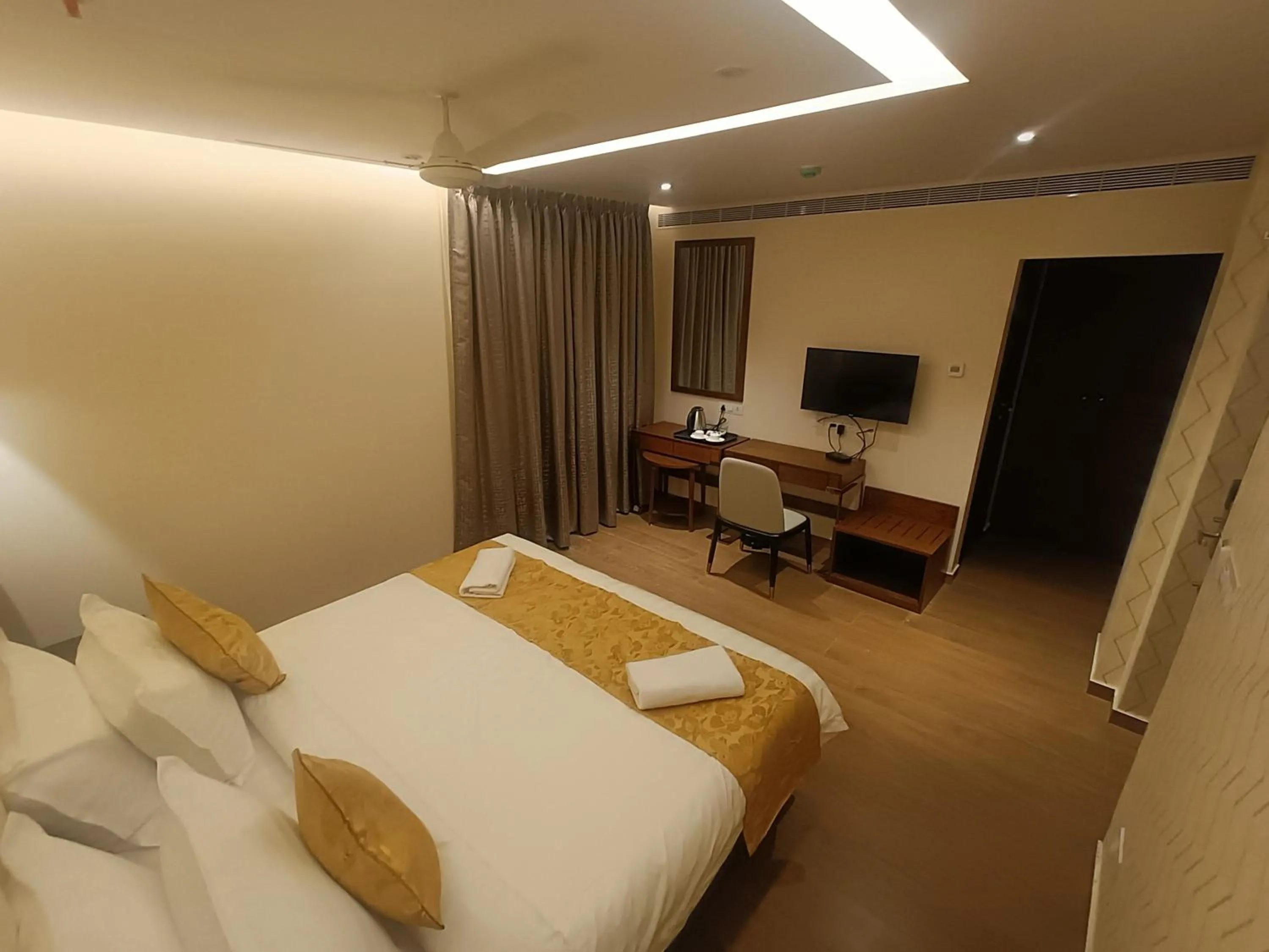 Bed in The Kings Park Grand-Near US Consulate