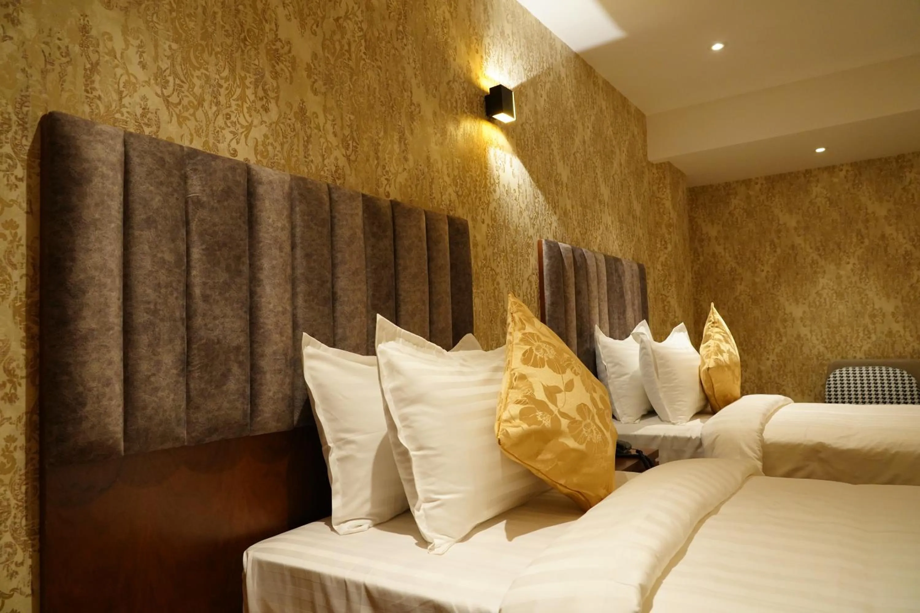 Bed in The Kings Park Grand-Near US Consulate