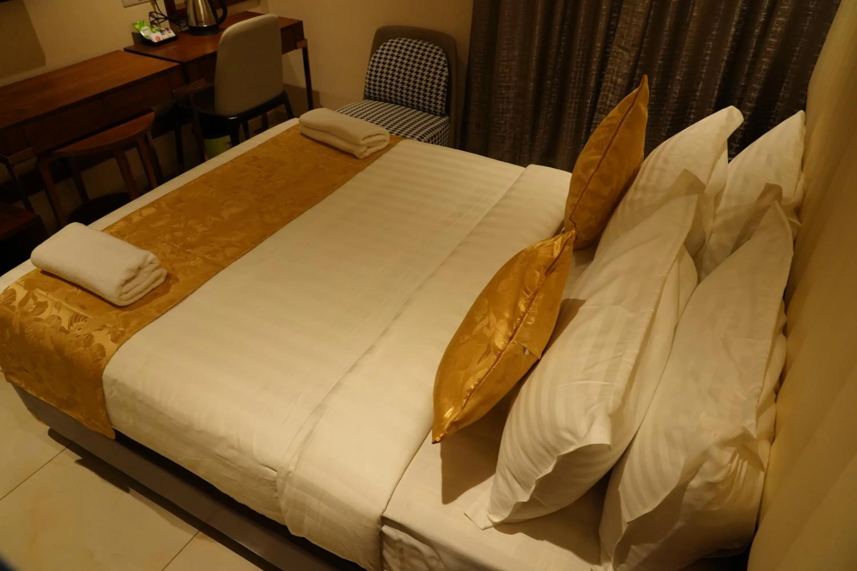 Bed in The Kings Park Grand-Near US Consulate