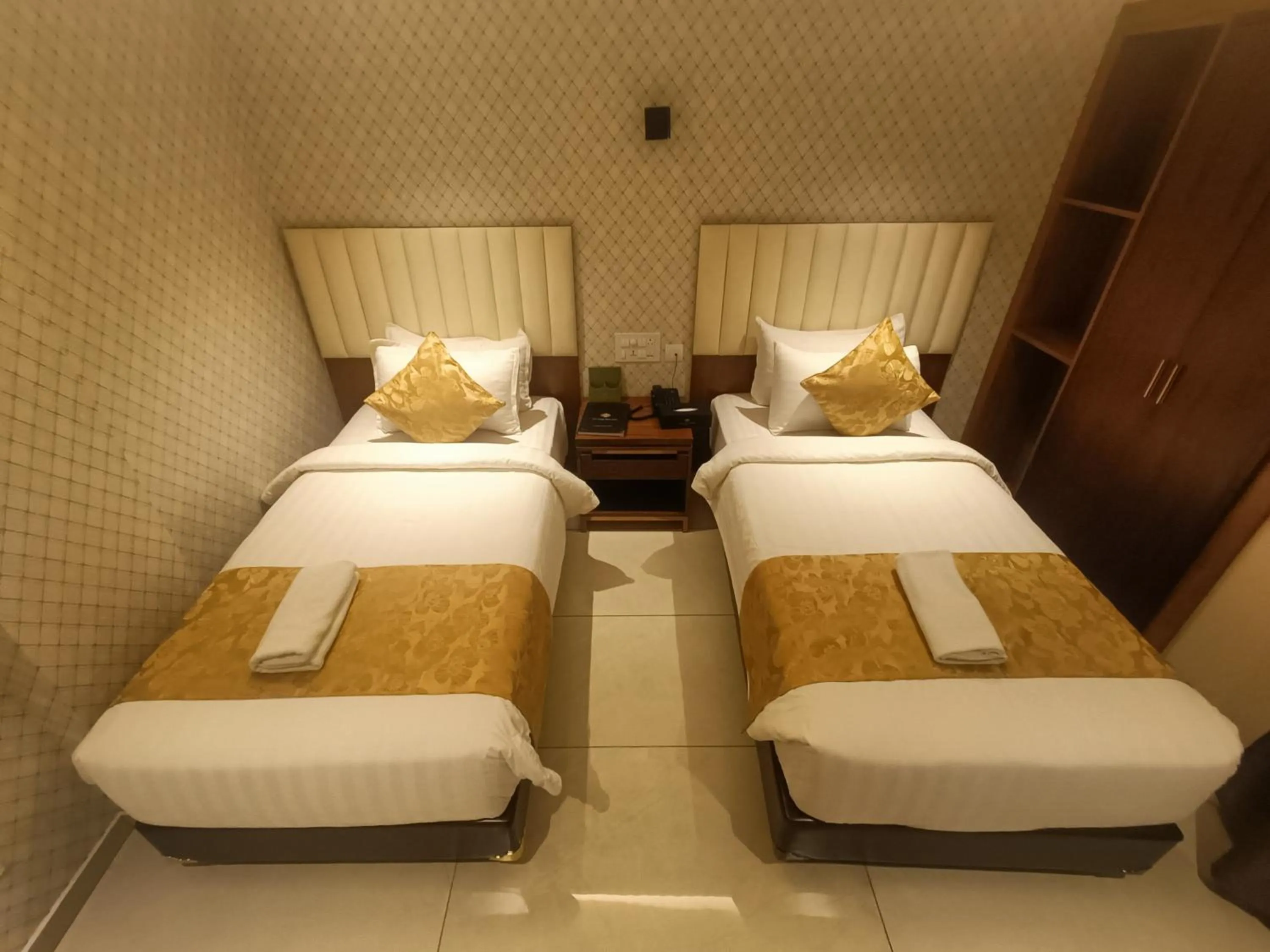 Bed in The Kings Park Grand-Near US Consulate