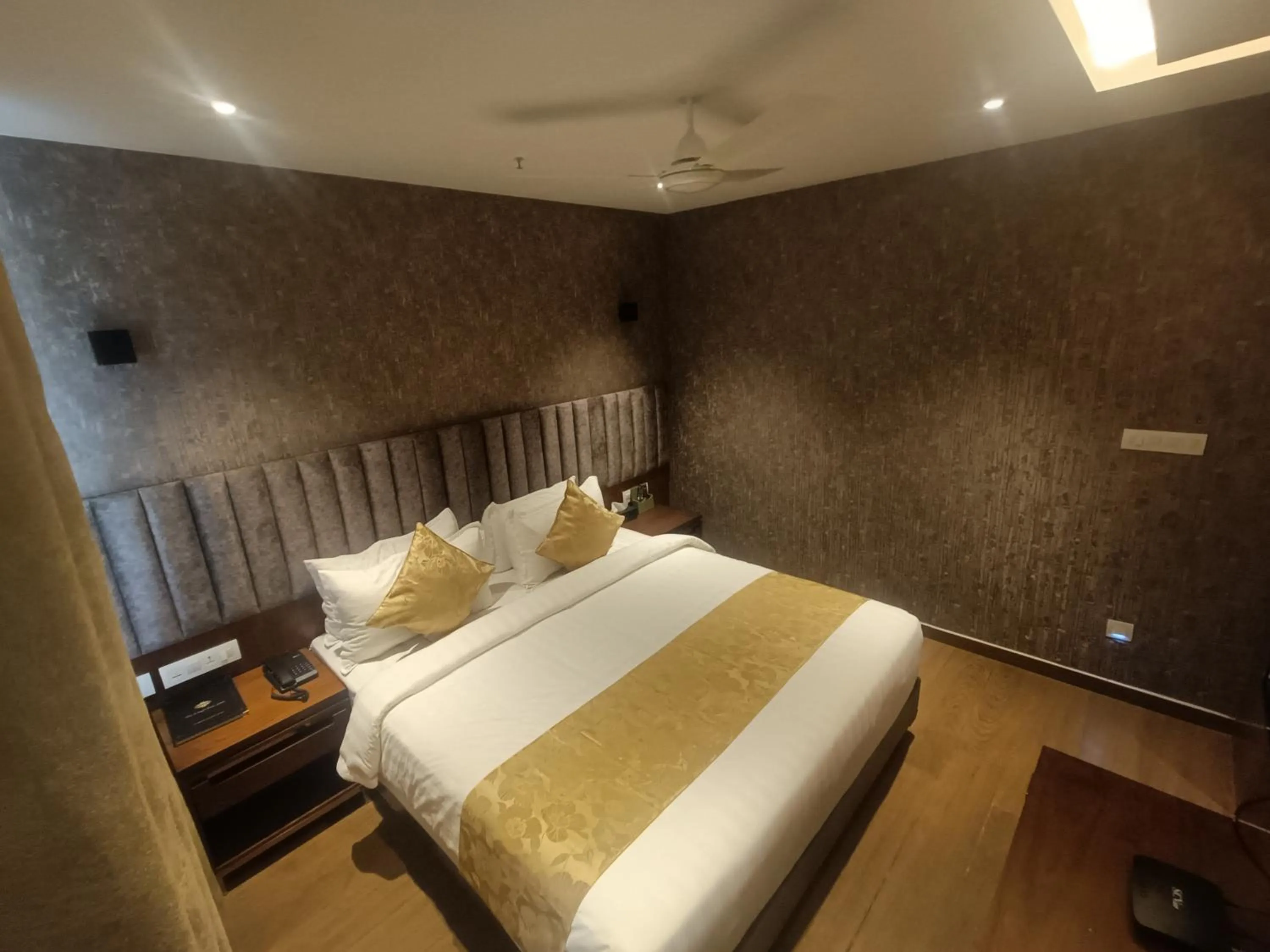 Photo of the whole room, Bed in The Kings Park Grand-Near US Consulate