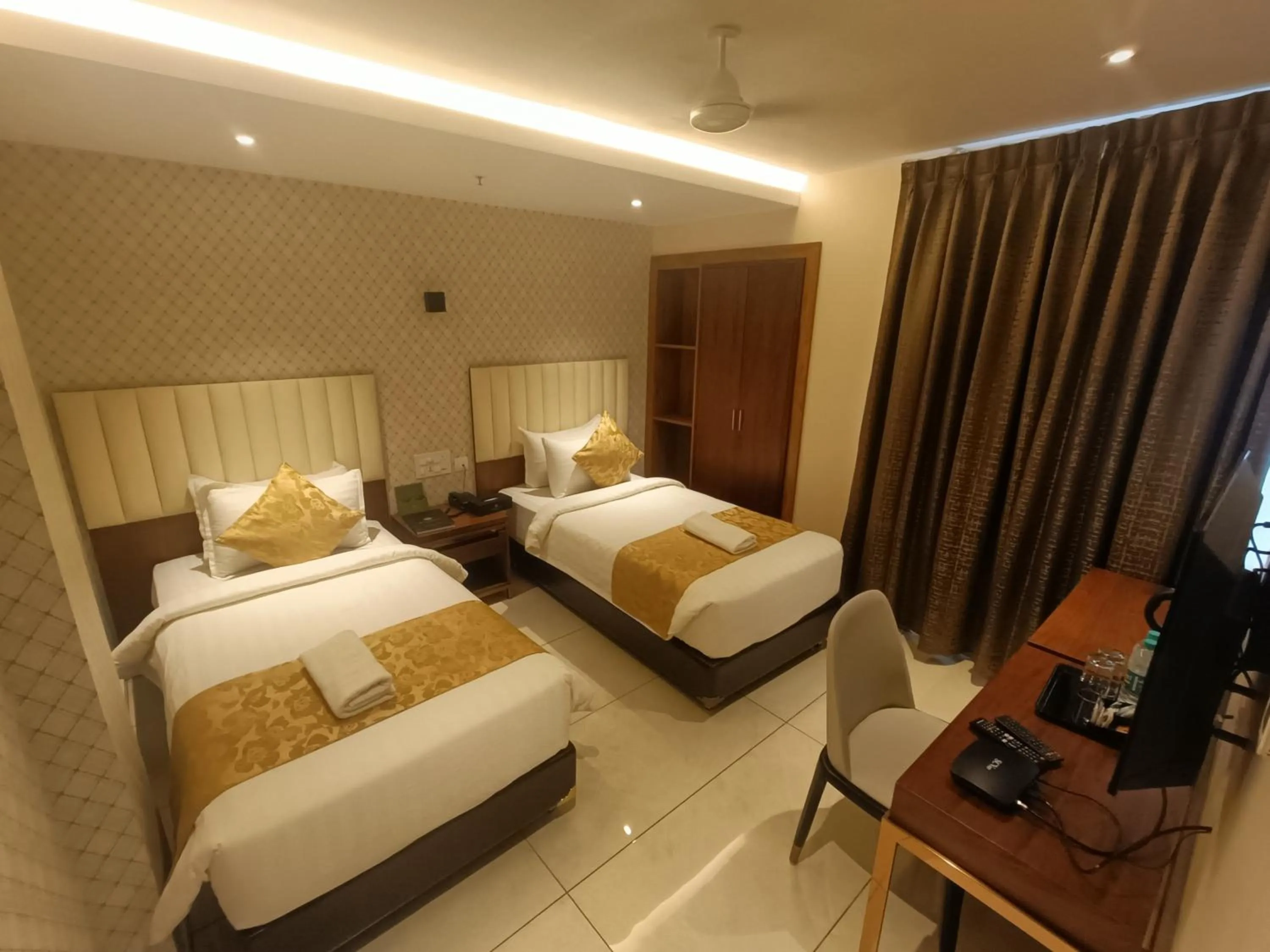 Bed in The Kings Park Grand-Near US Consulate