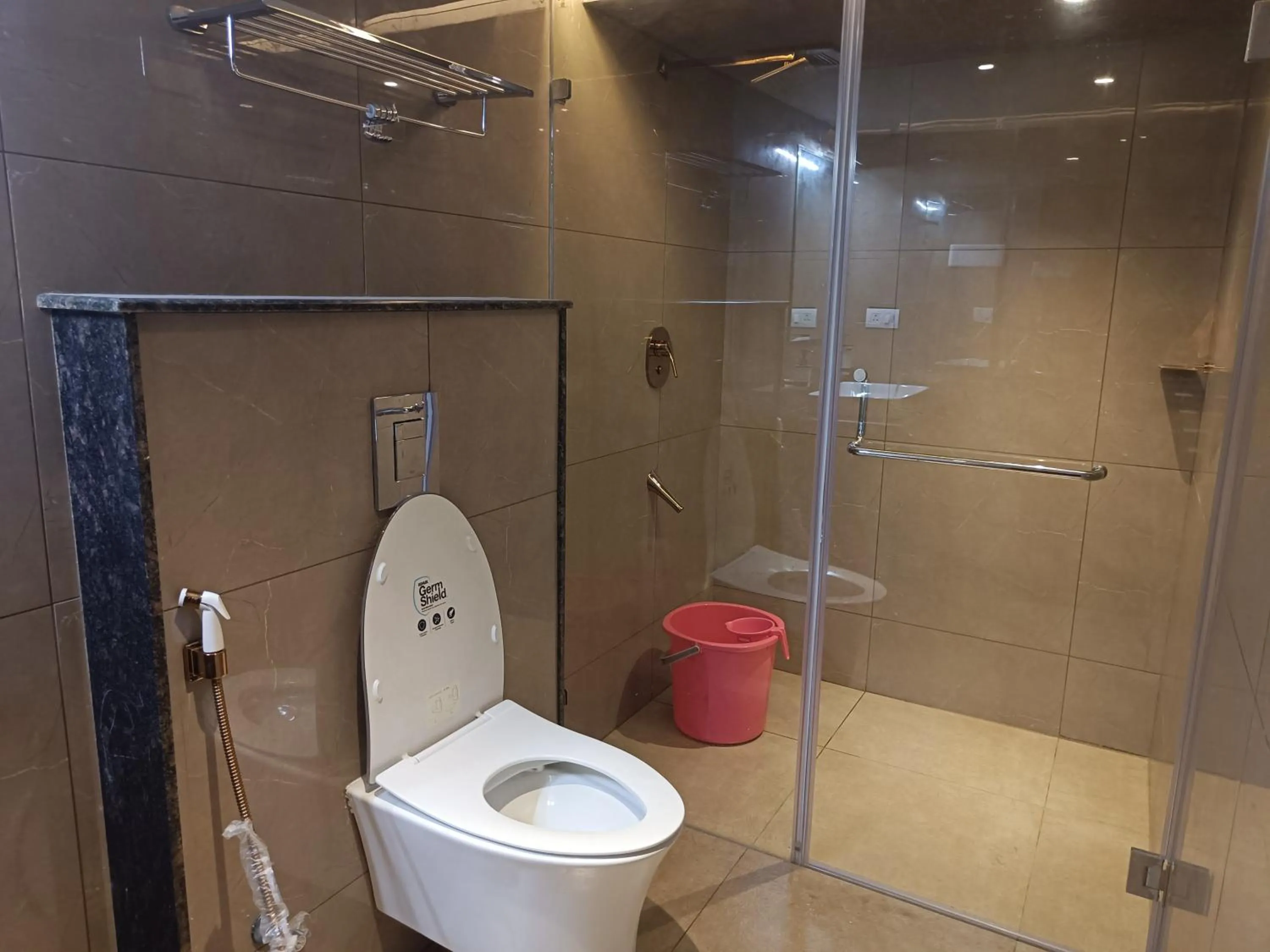 Shower in The Kings Park Grand-Near US Consulate