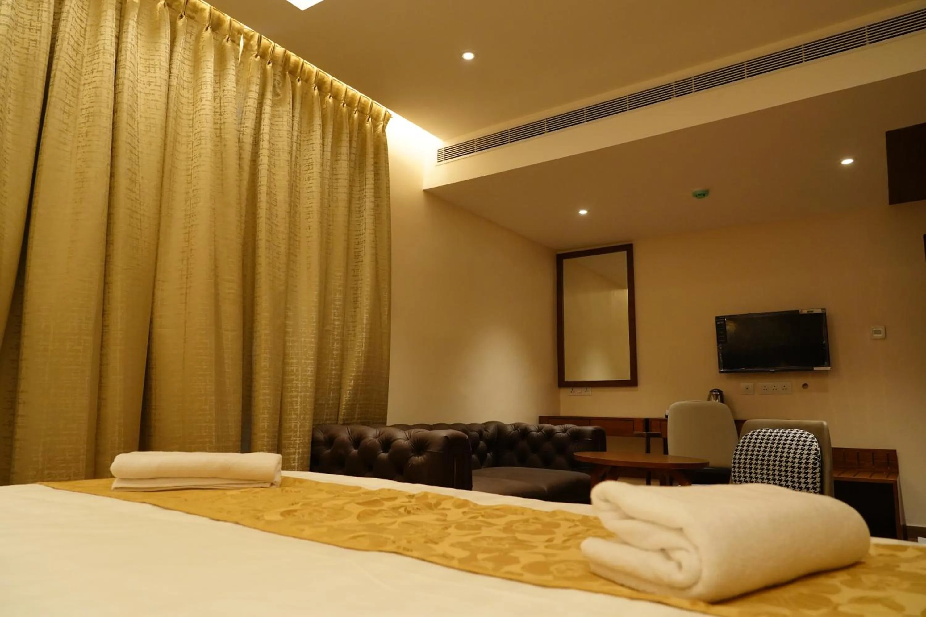 Bed in The Kings Park Grand-Near US Consulate