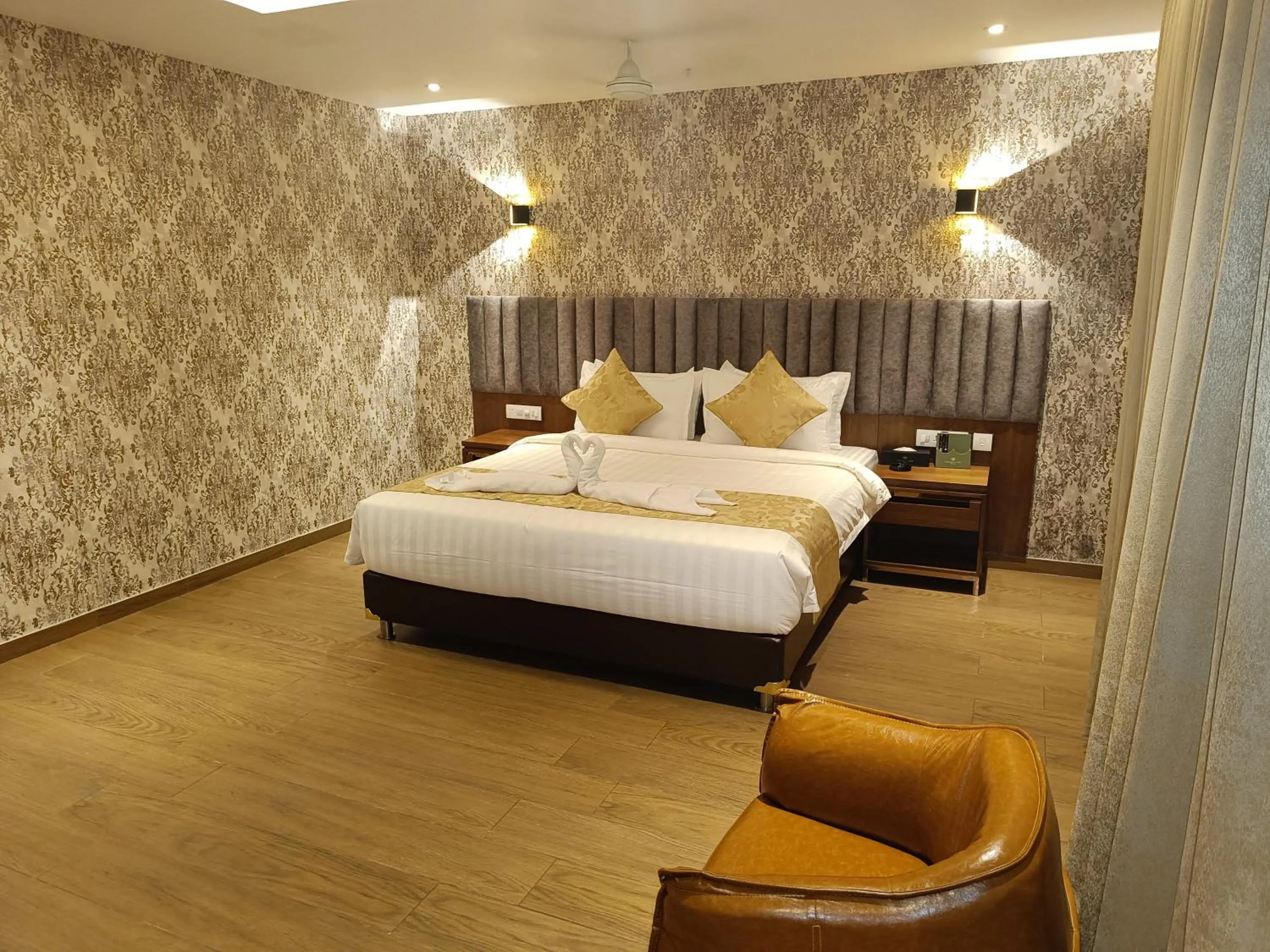 Bed in The Kings Park Grand-Near US Consulate