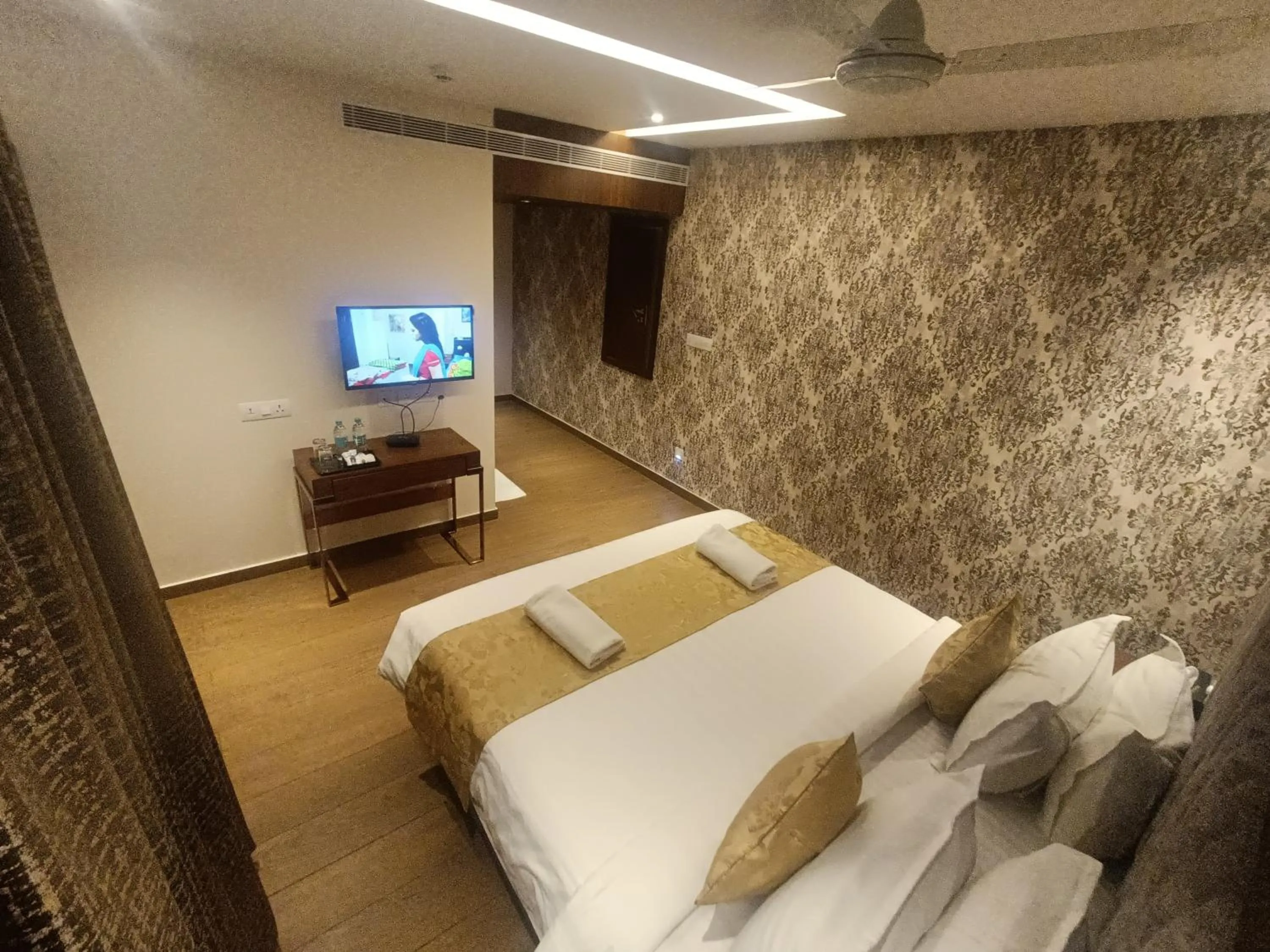 Communal lounge/ TV room, Bed in The Kings Park Grand-Near US Consulate