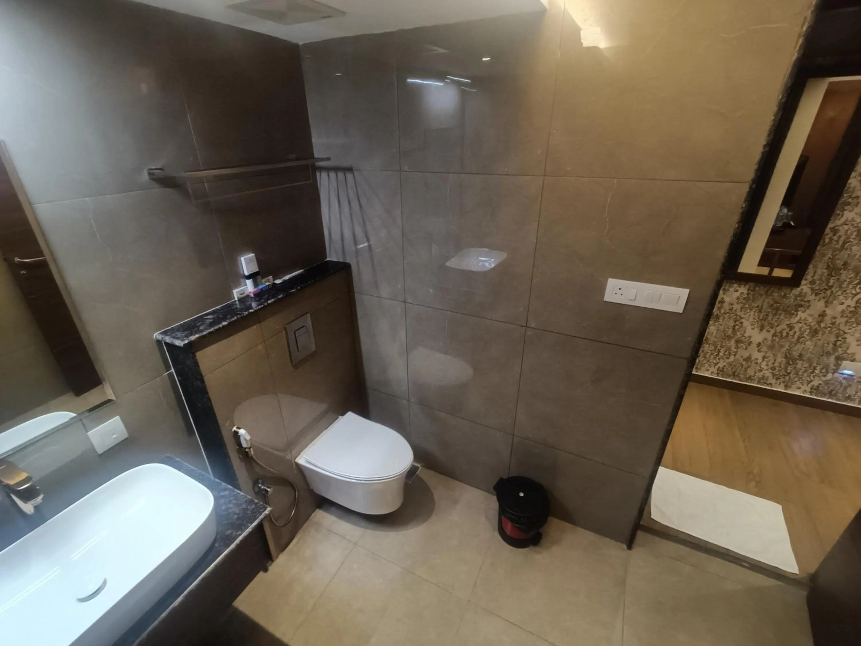 Toilet in The Kings Park Grand-Near US Consulate