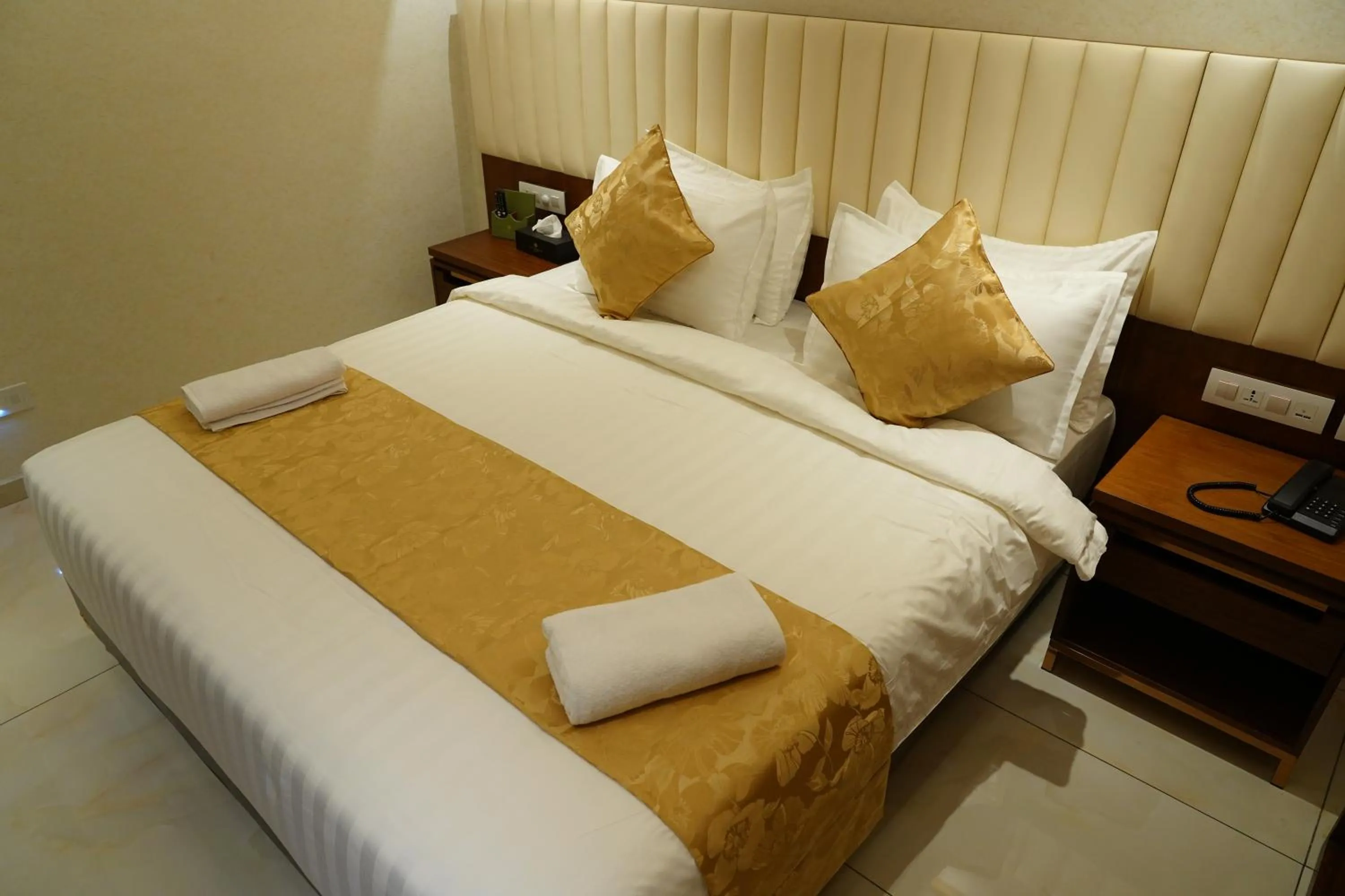 Bed in The Kings Park Grand-Near US Consulate