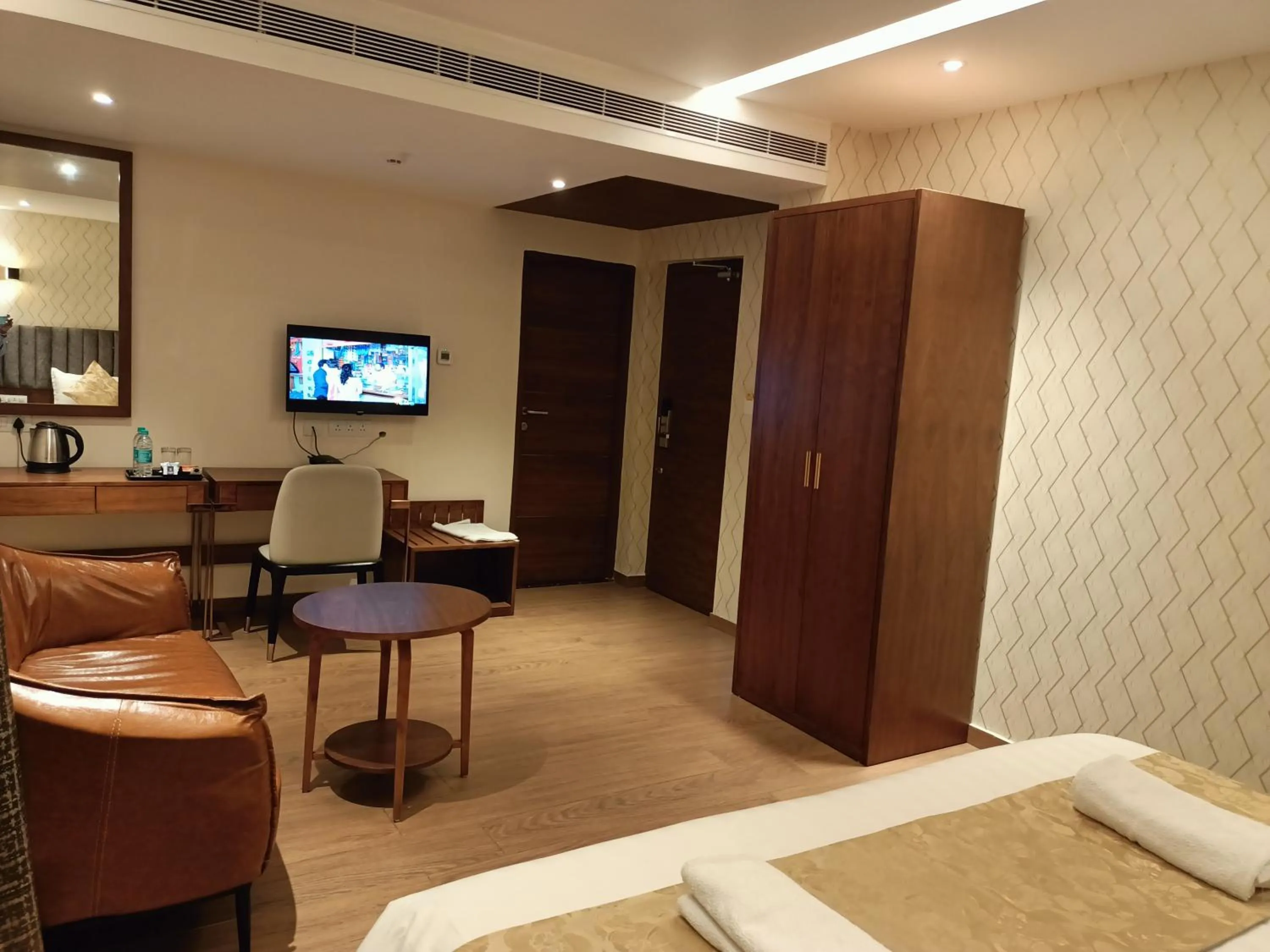 Seating area, Bed in The Kings Park Grand-Near US Consulate