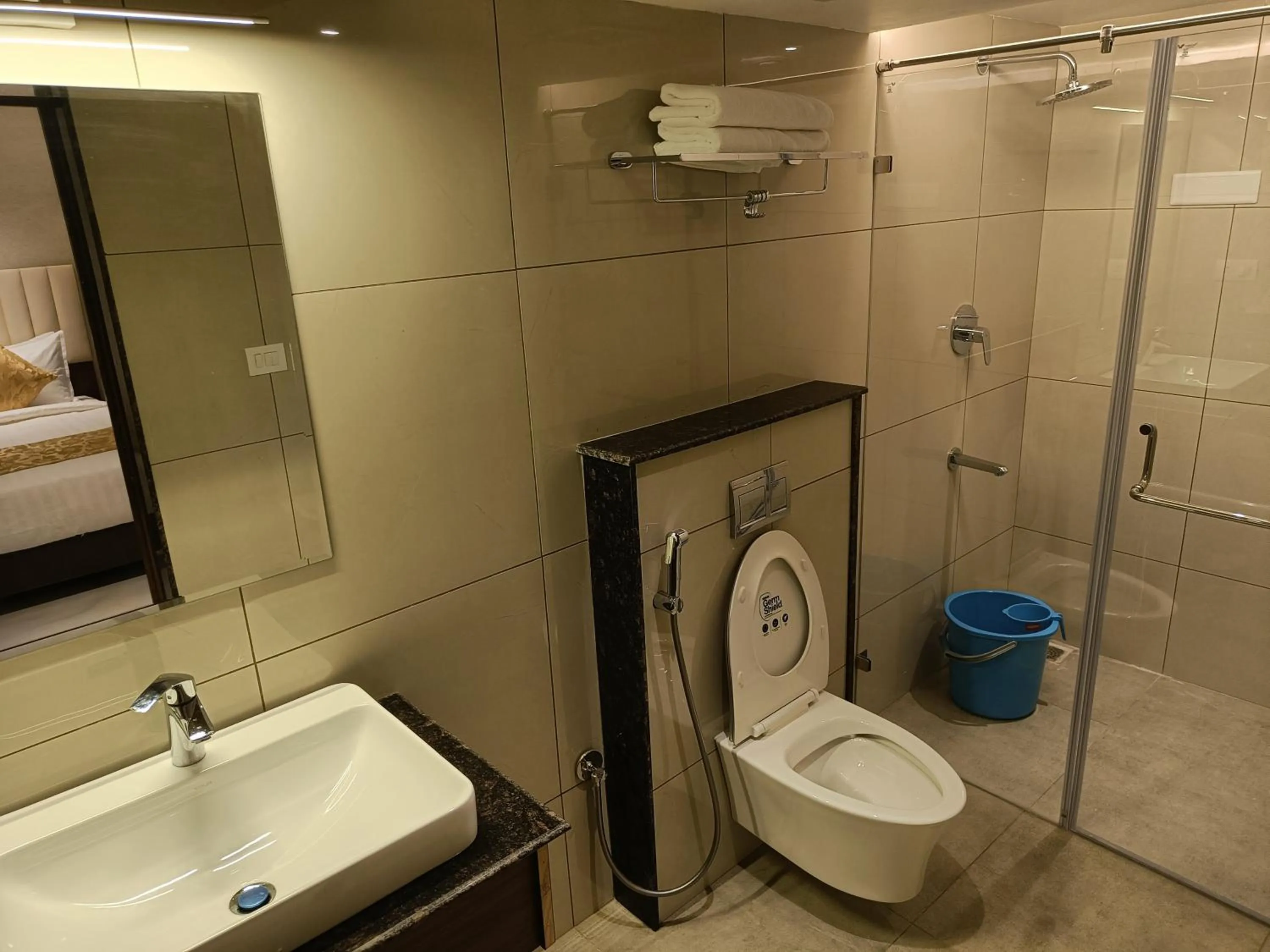 Toilet in The Kings Park Grand-Near US Consulate