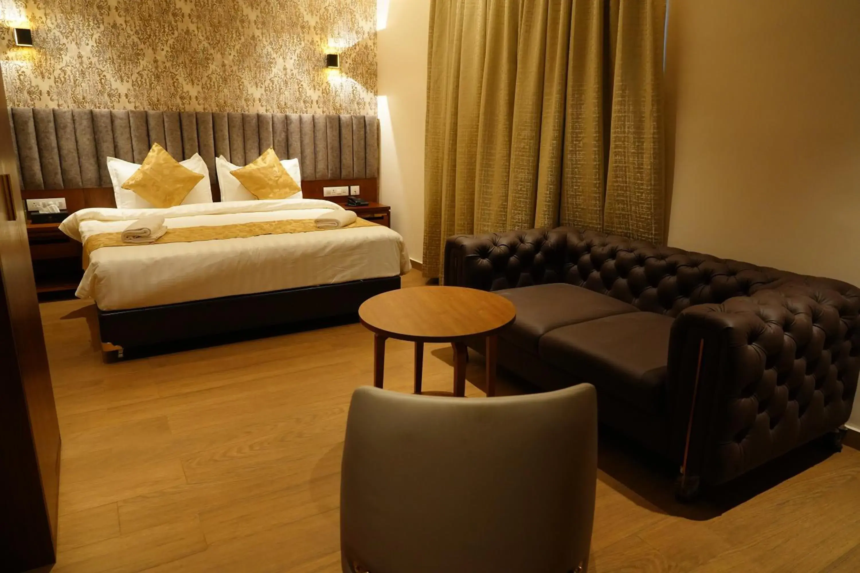 King Room - single occupancy in The Kings Park Grand-Near US Consulate King Room - single occupancy in The Kings Park Grand-Near US Consulate