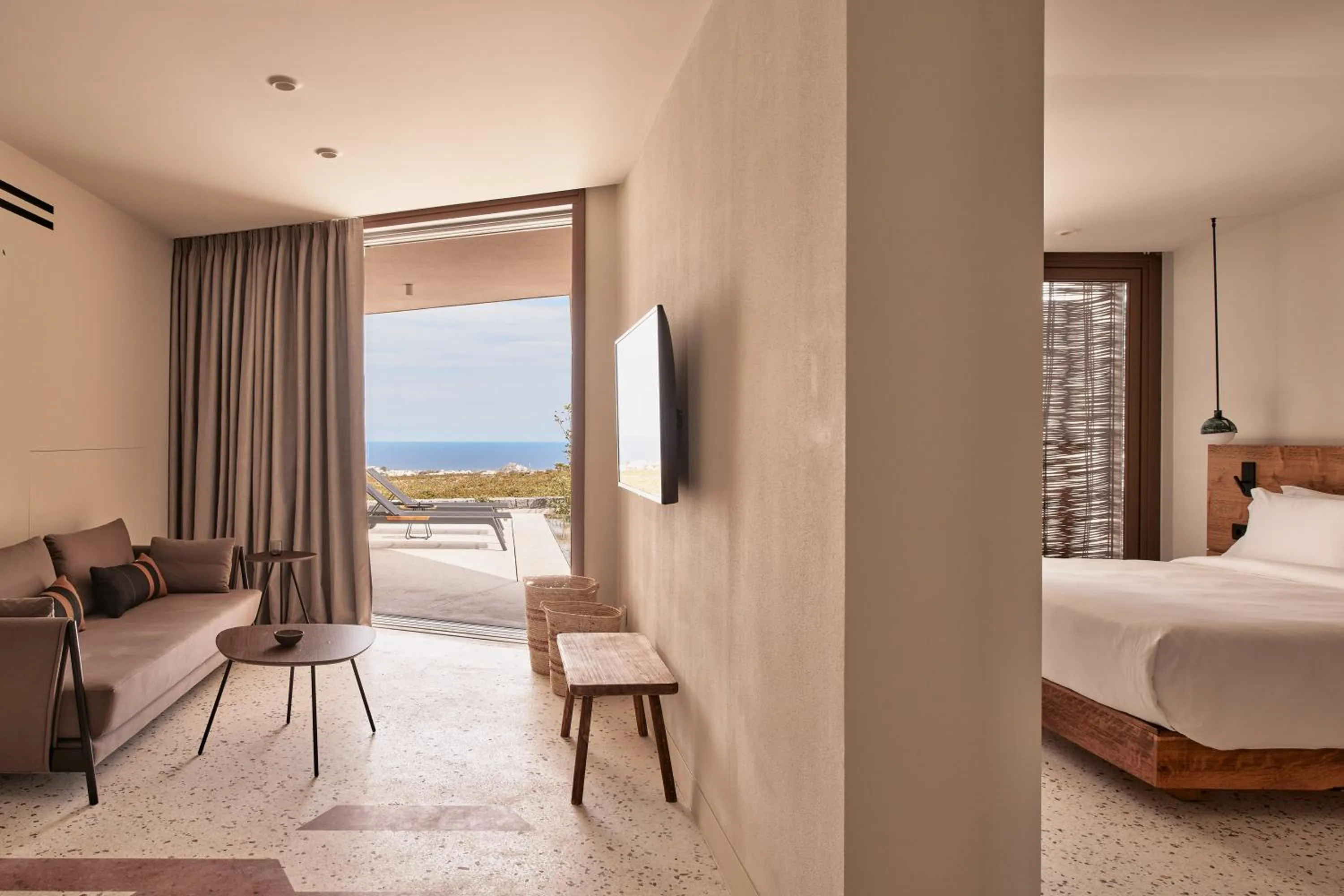 TV and multimedia, Bed in Noūs Santorini