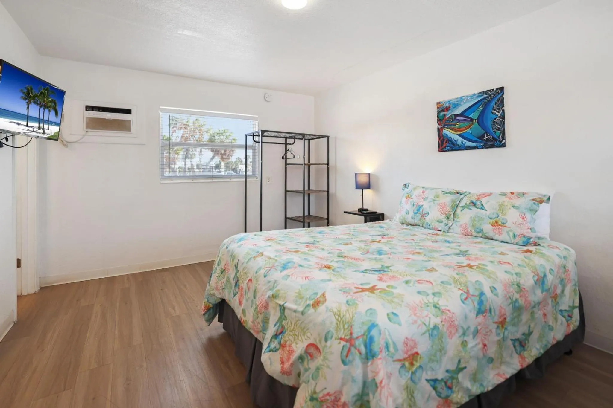 Bedroom in Sun Island Motel