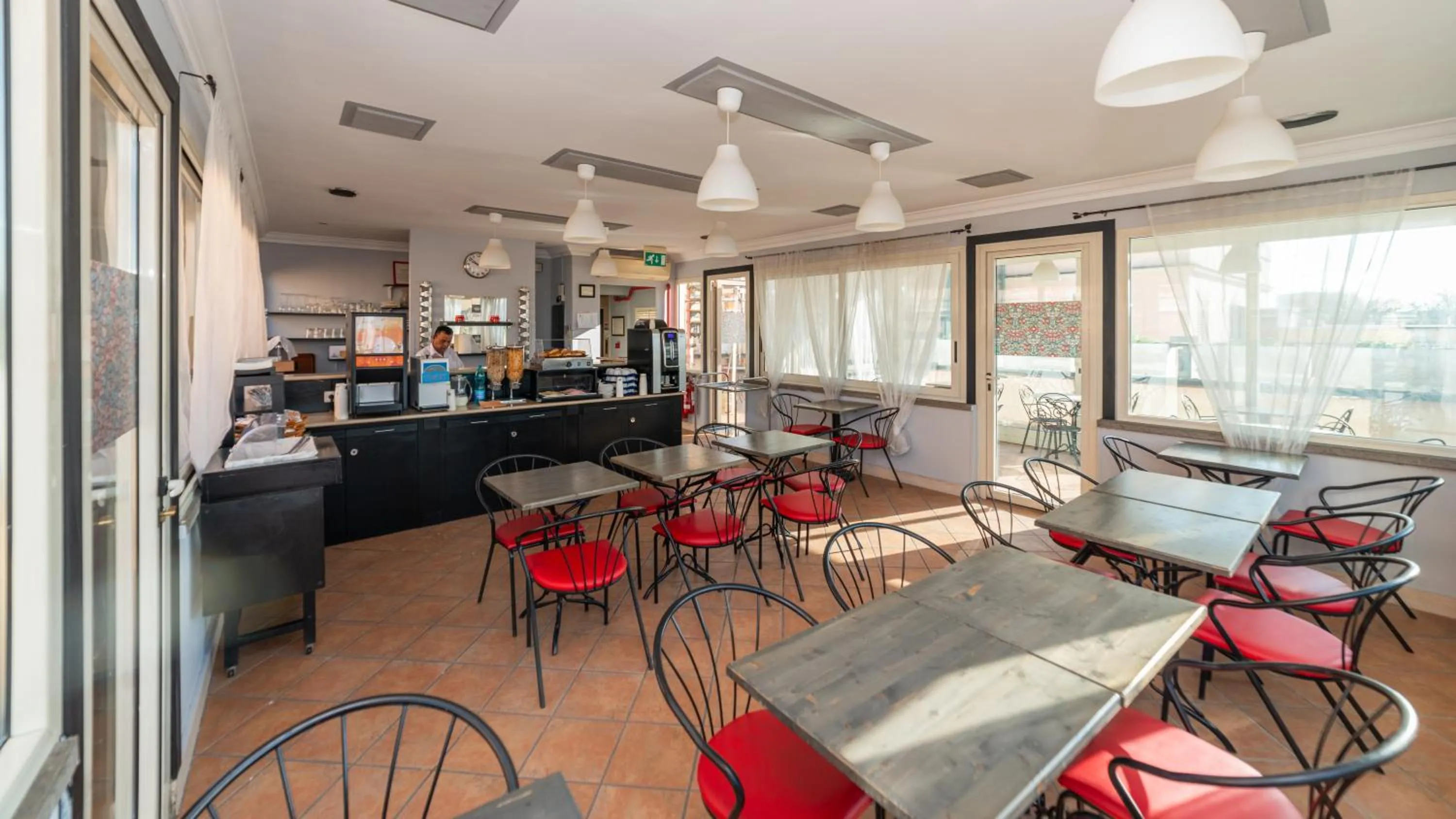 Restaurant/places to eat in Hotel Center 1