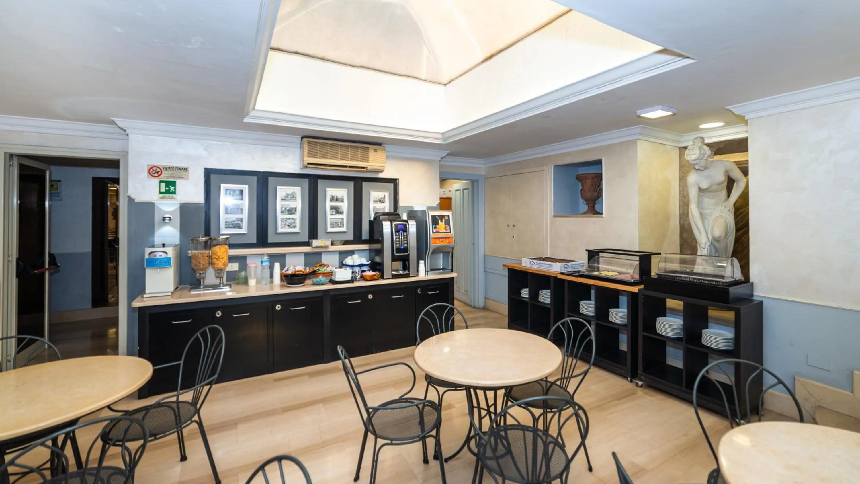 Restaurant/places to eat in Hotel Center 2