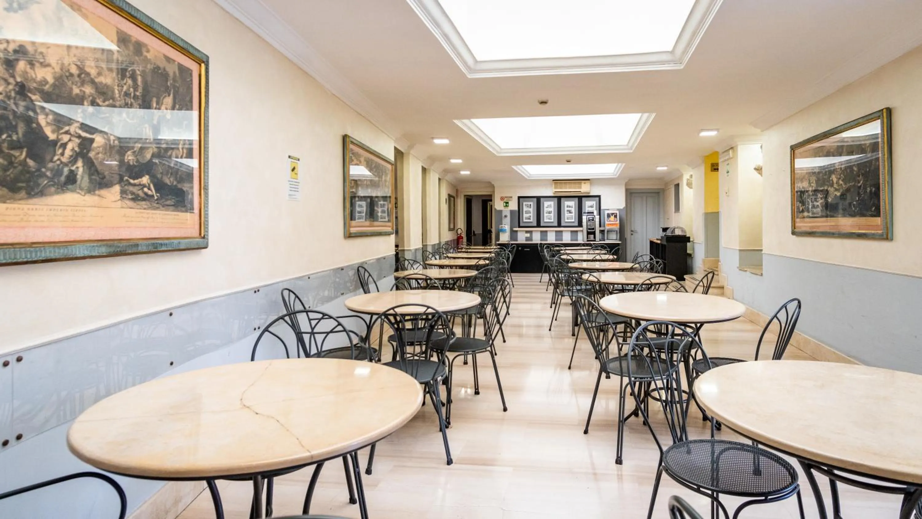 Restaurant/places to eat in Hotel Center 2