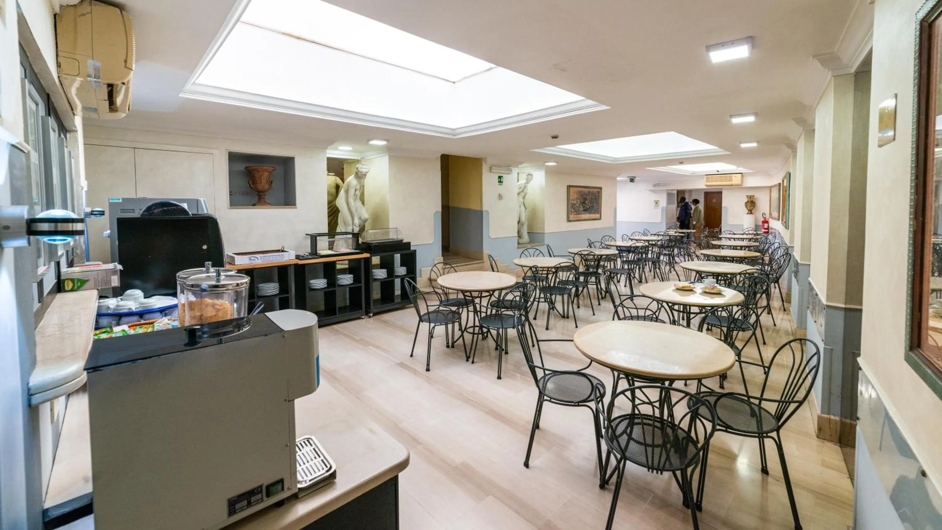 Restaurant/places to eat in Hotel Center 2