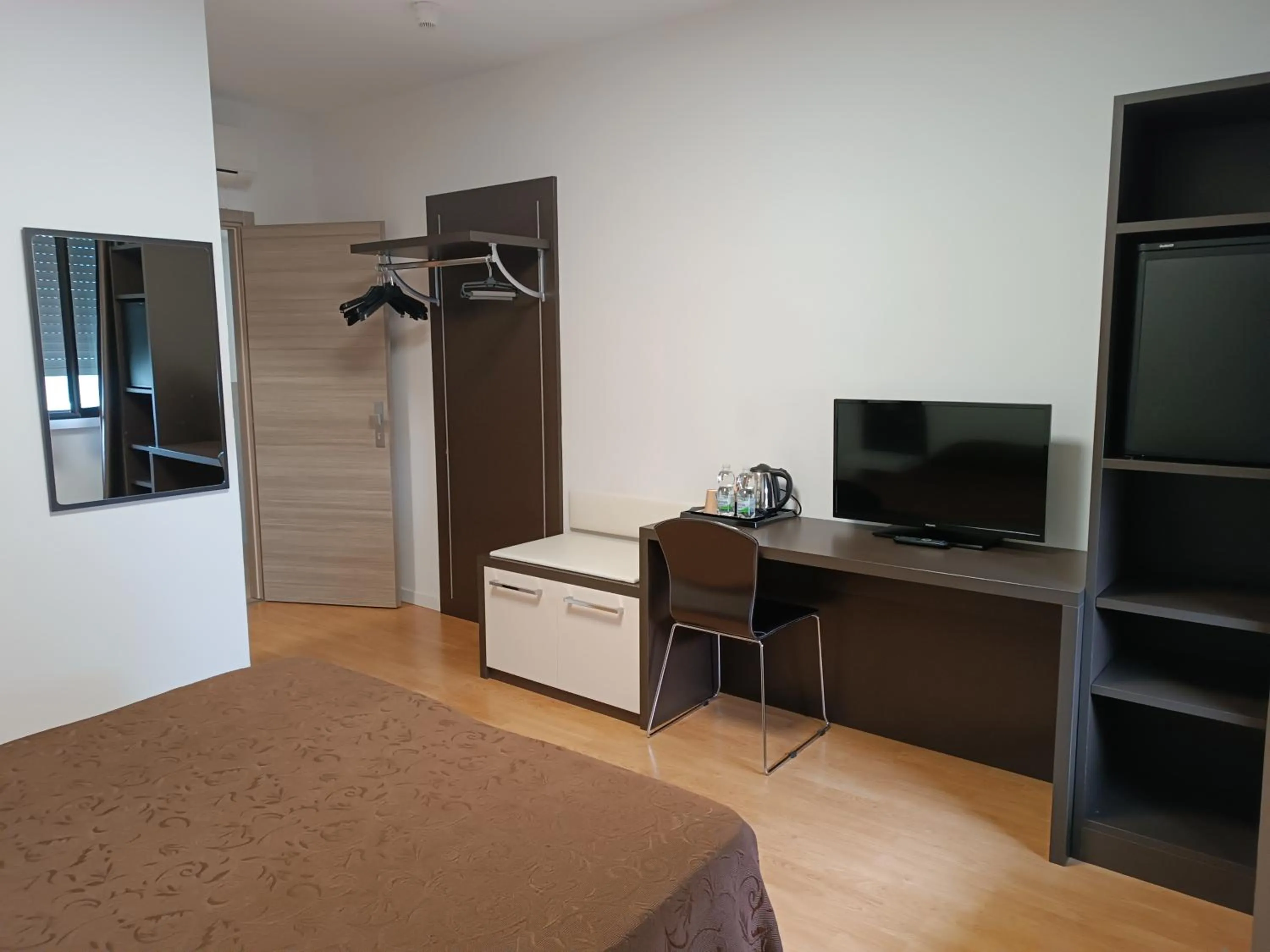 TV and multimedia, Bed in Tiby Hotel