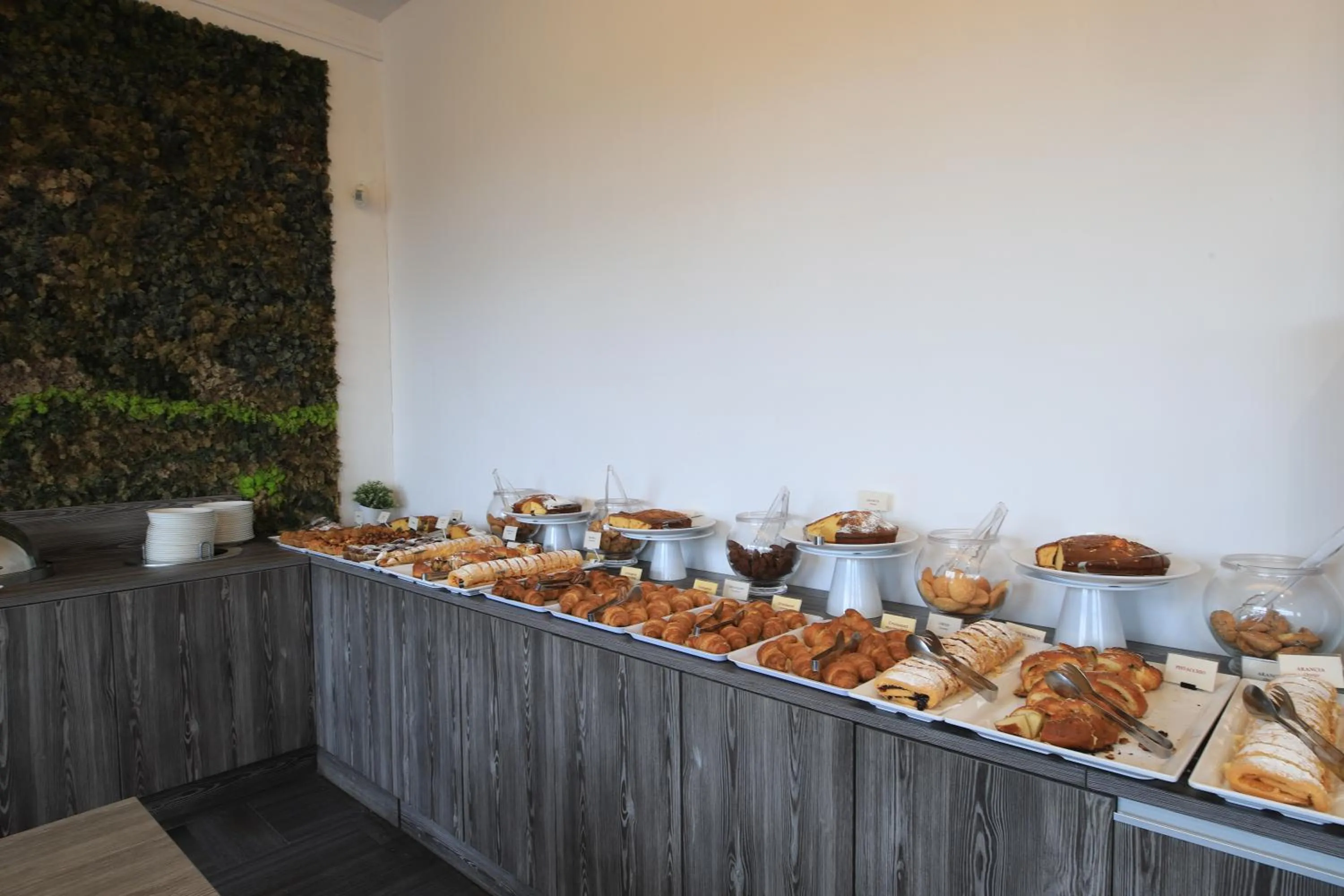 Food and drinks in Tiby Hotel