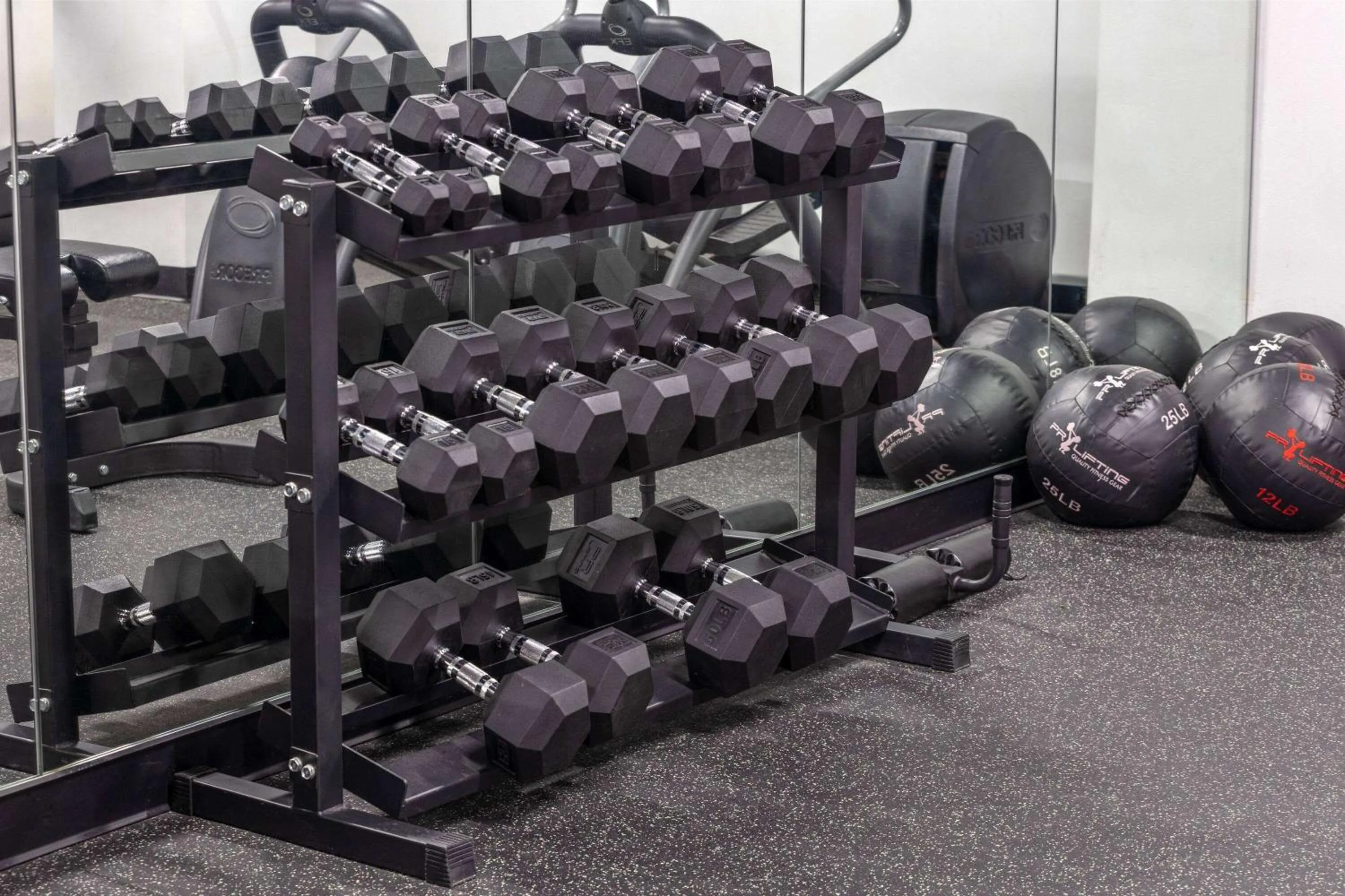 Fitness centre/facilities in Reside Seattle Downtown, a Wyndham Residence