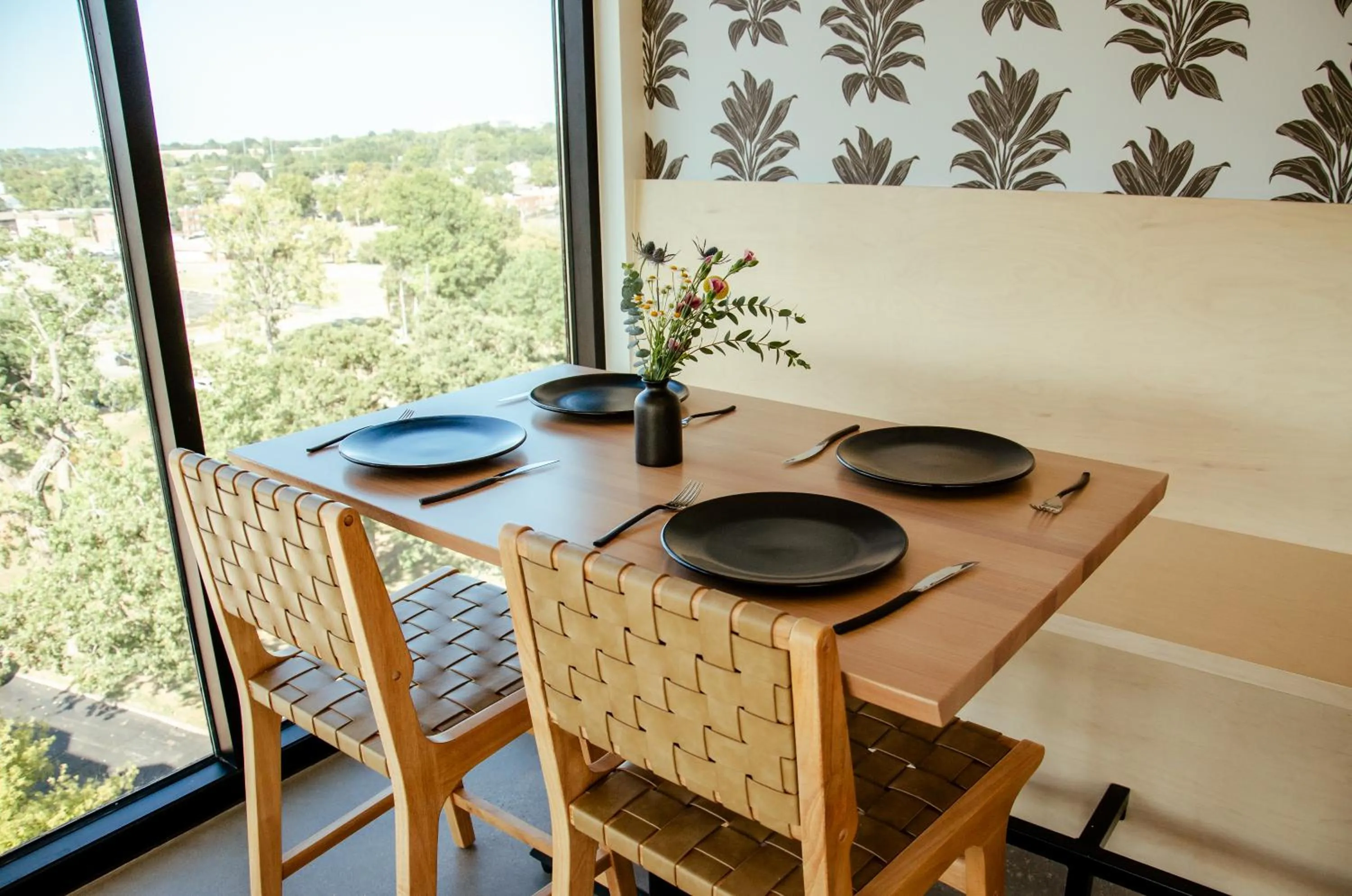 Restaurant/places to eat in Brut Hotel