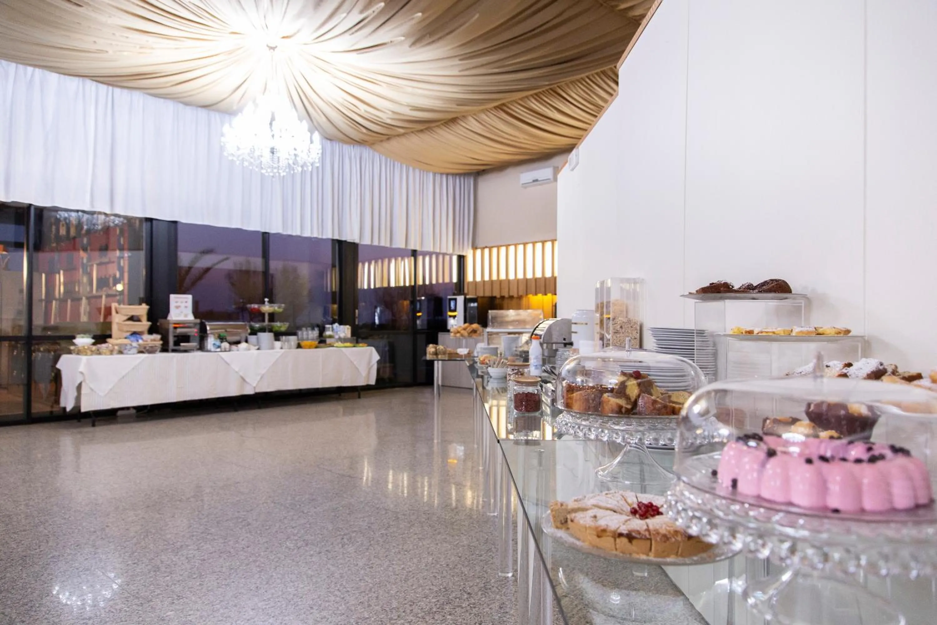 Restaurant/places to eat in Park Hotel