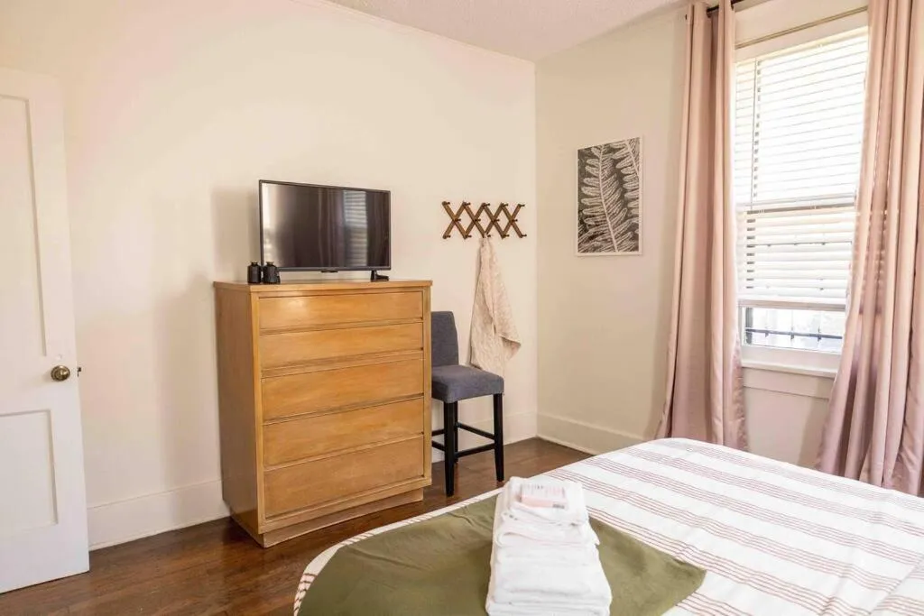 Bed in J Birds’ Bungalow in the heart of Midtown