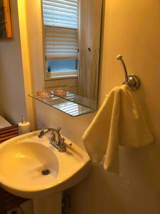 J Birds’ Bungalow in the heart of Midtown