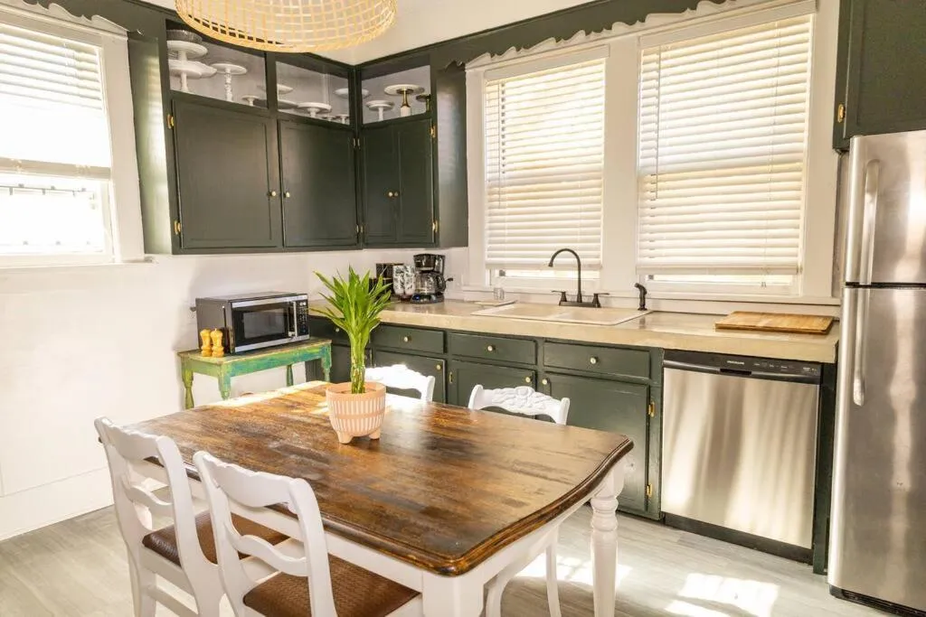 J Birds’ Bungalow in the heart of Midtown