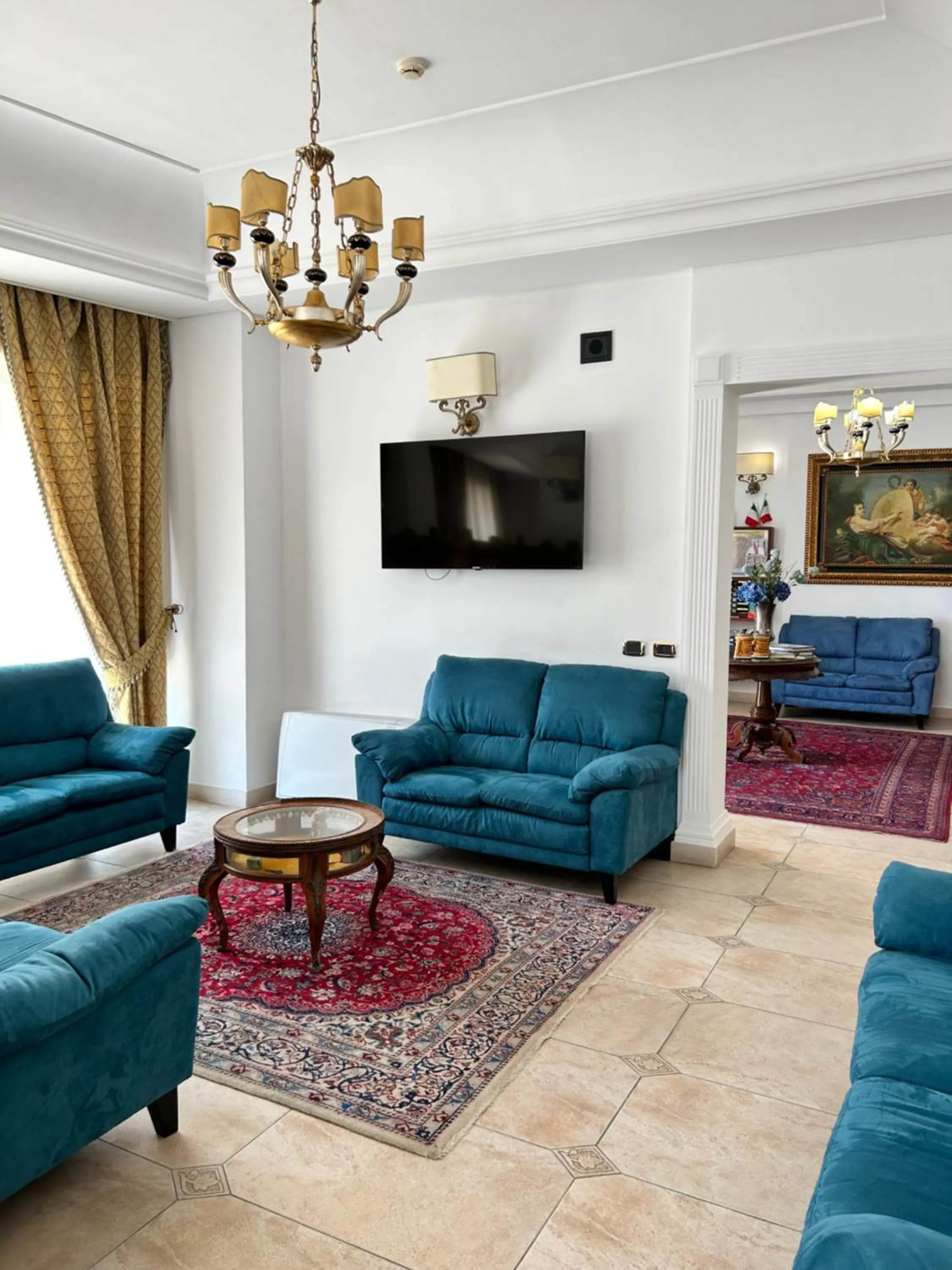 Communal lounge/ TV room in D'Angelo Palace Hotel