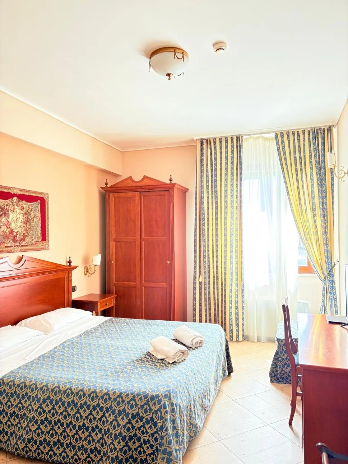 Photo of the whole room, Bed in D'Angelo Palace Hotel