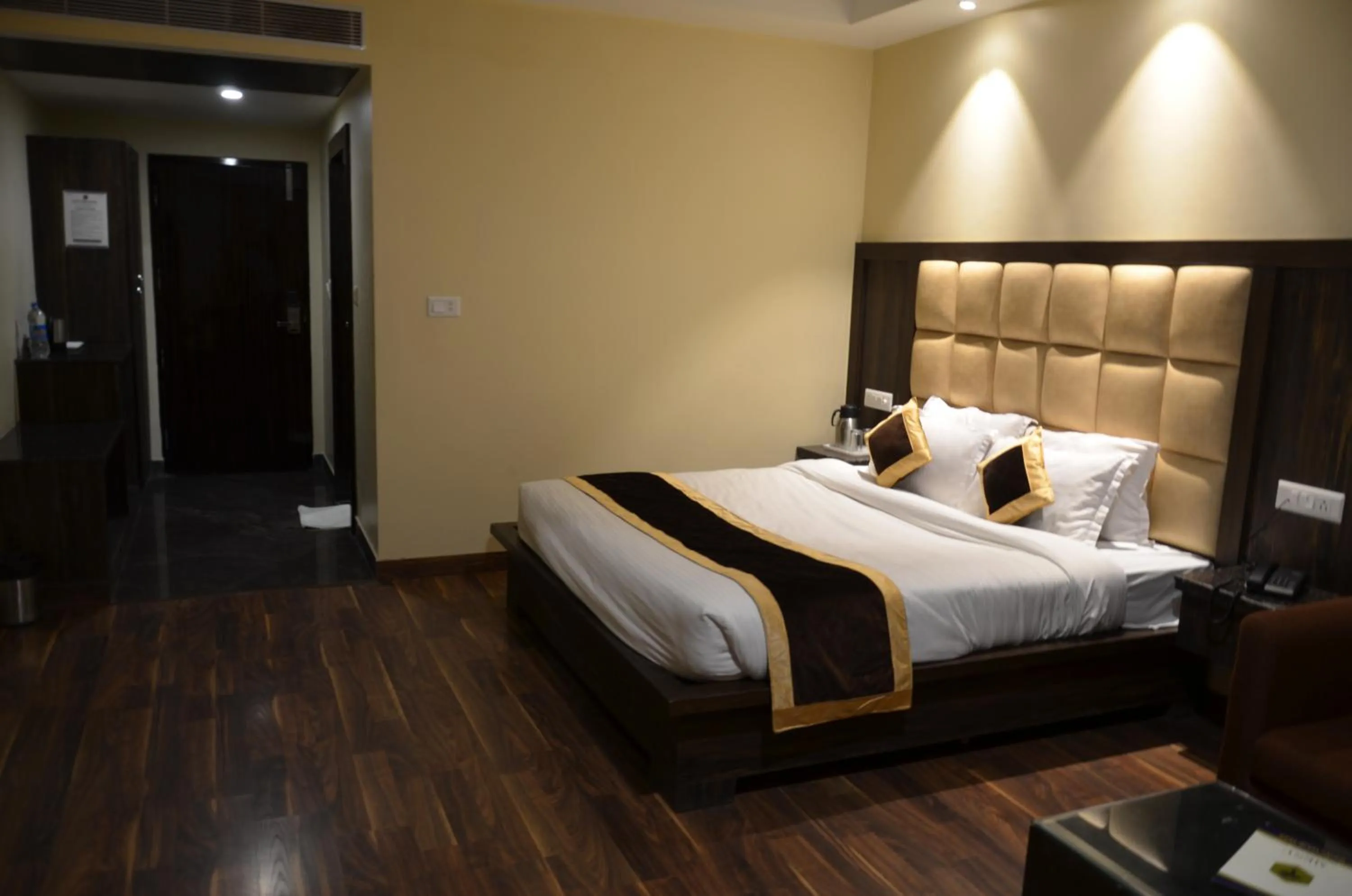 Bedroom, Bed in Tulip Tree Hotel