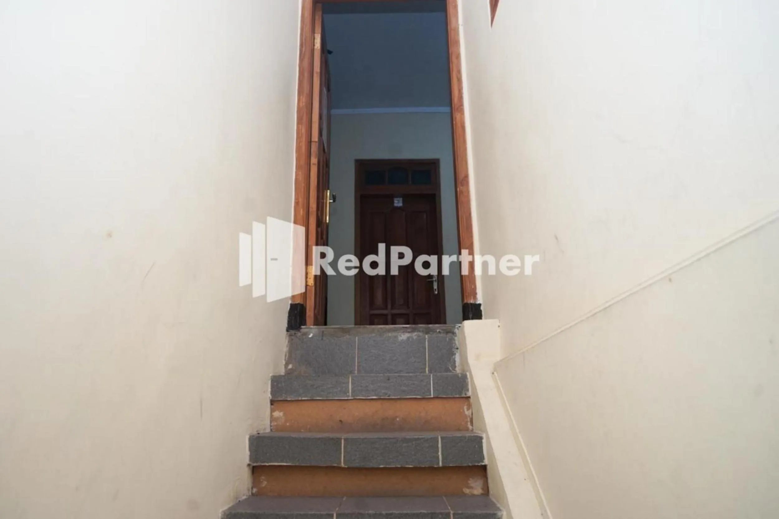 Facade/entrance in Villa Handayani Songgoriti RedPartner