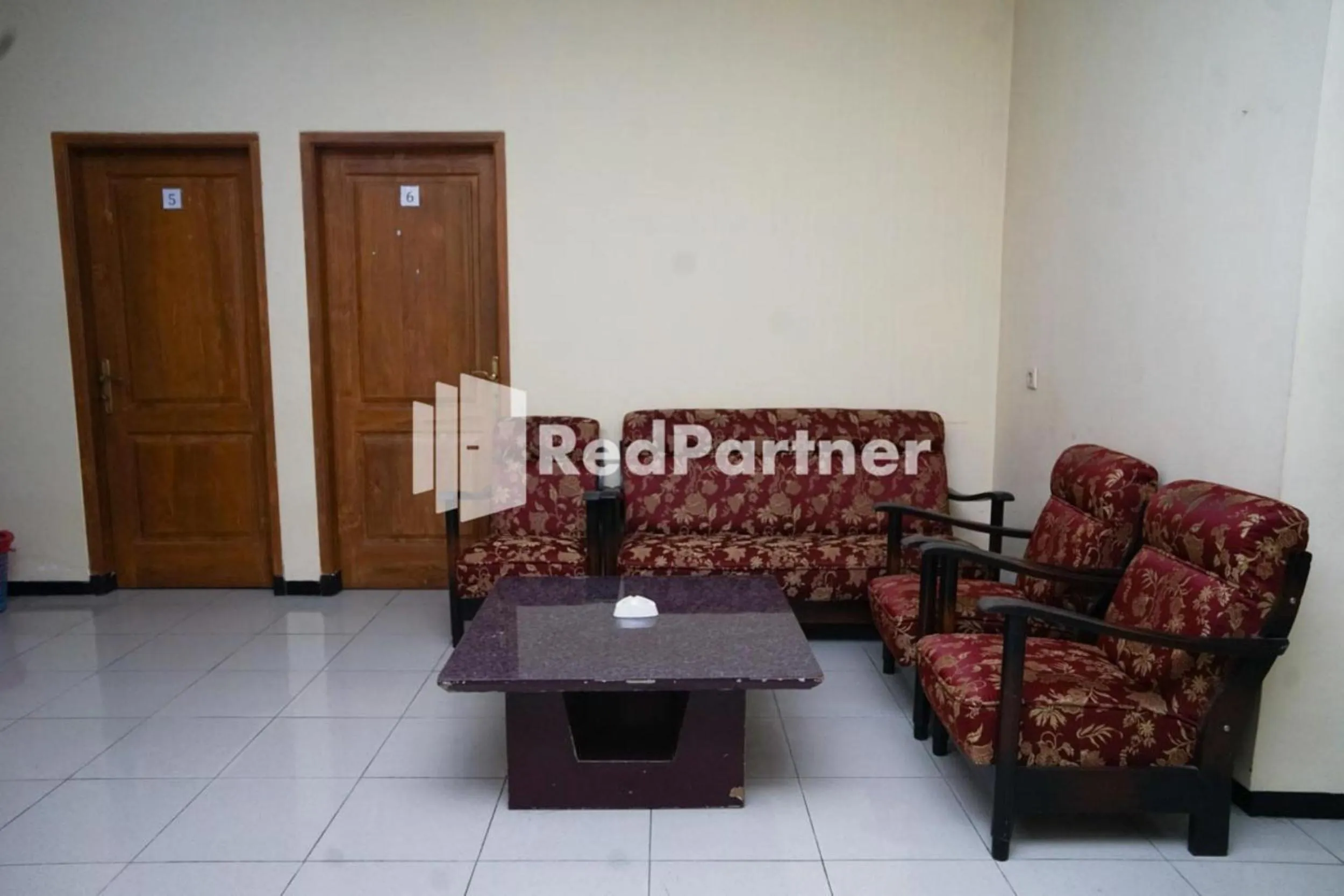 Seating area in Villa Handayani Songgoriti RedPartner