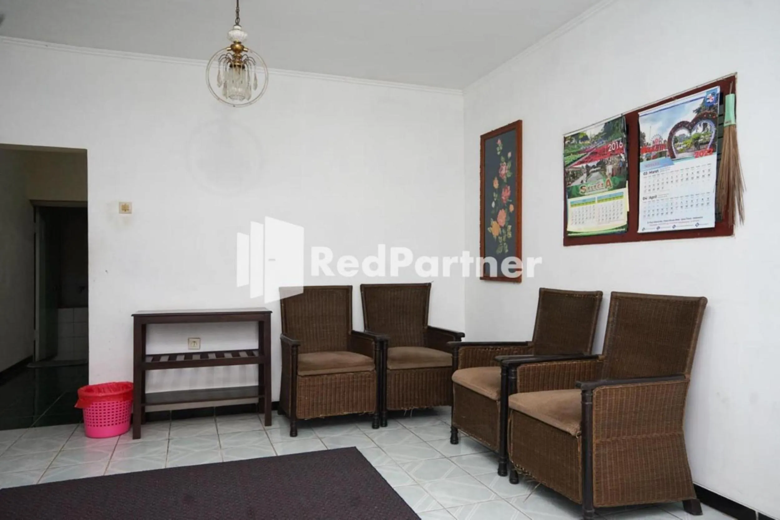 Seating area in Villa Handayani Songgoriti RedPartner