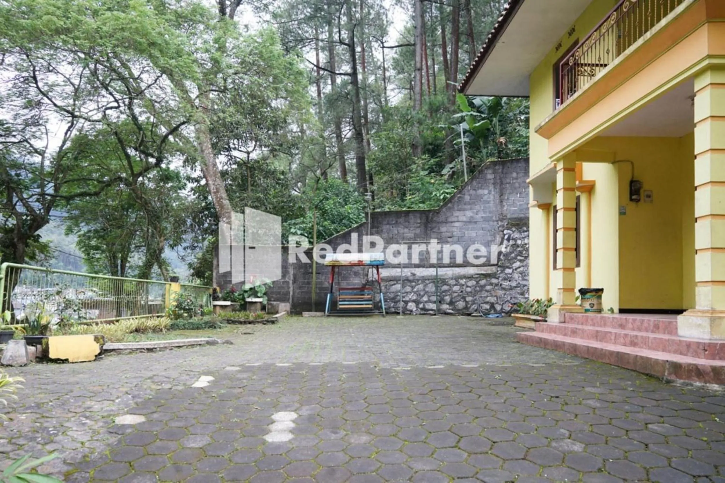 Facade/entrance in Villa Handayani Songgoriti RedPartner