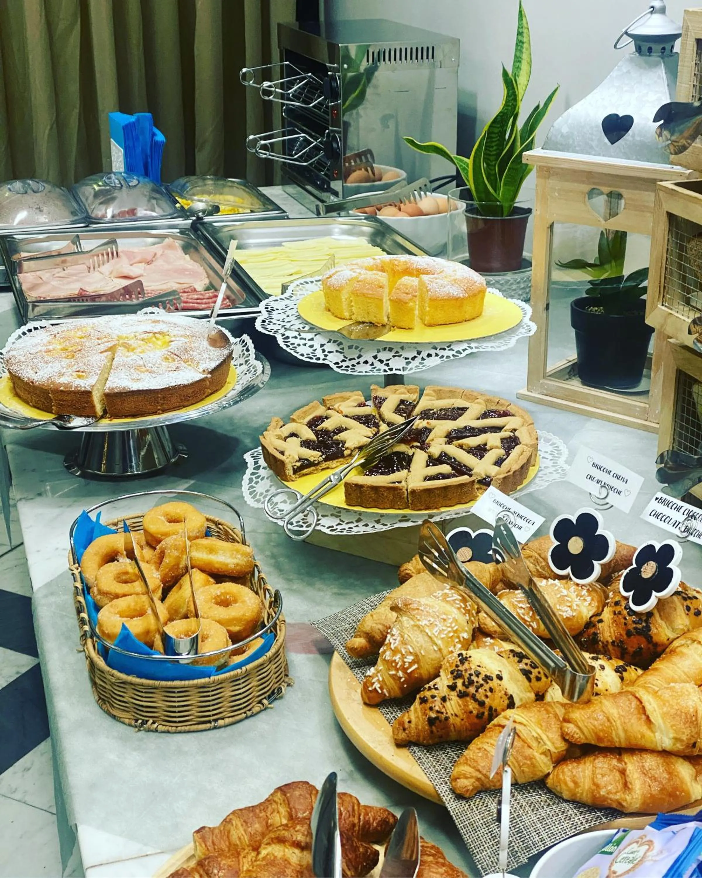 Buffet breakfast in Hotel Forum