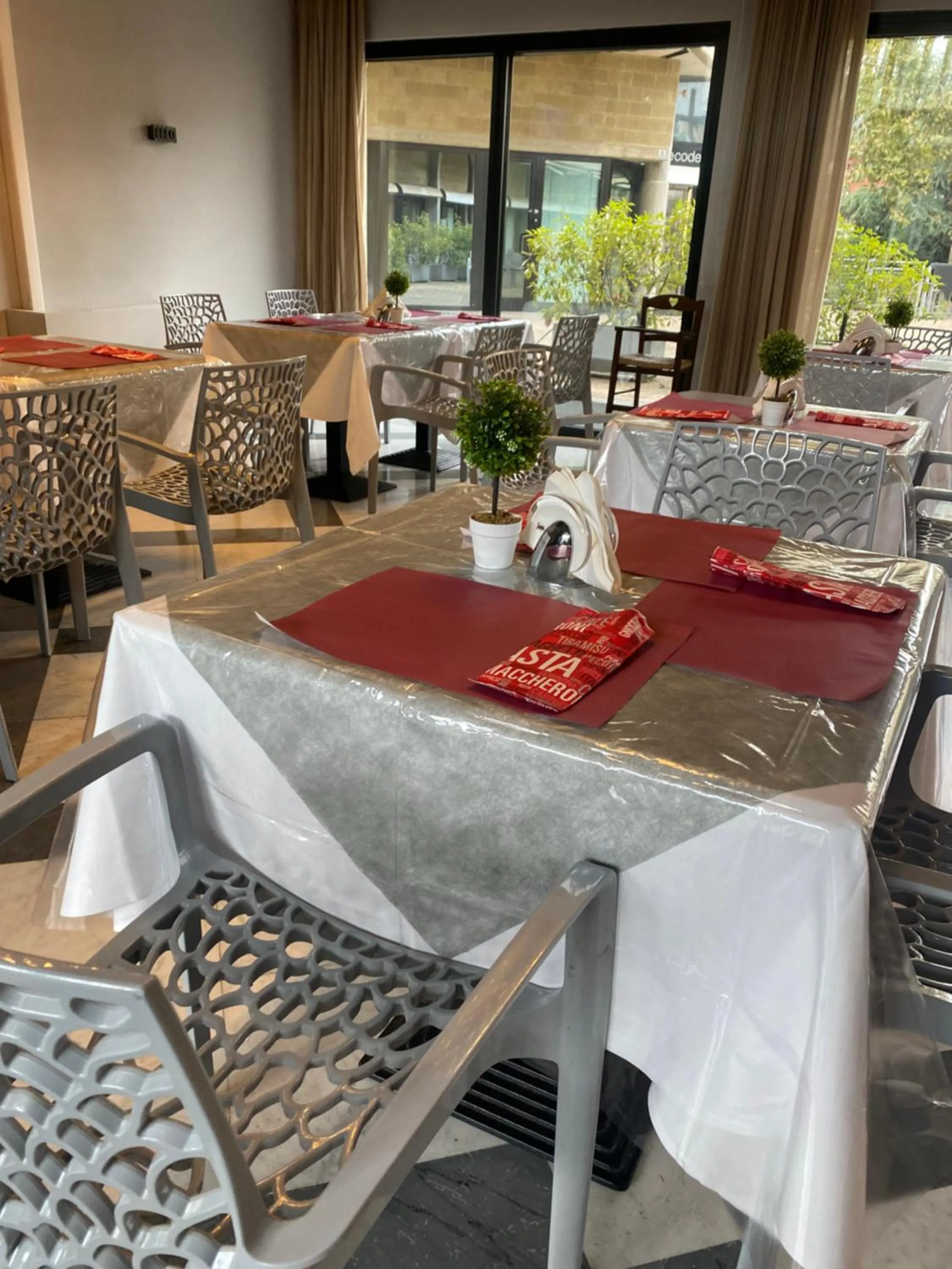 Restaurant/places to eat in Hotel Forum