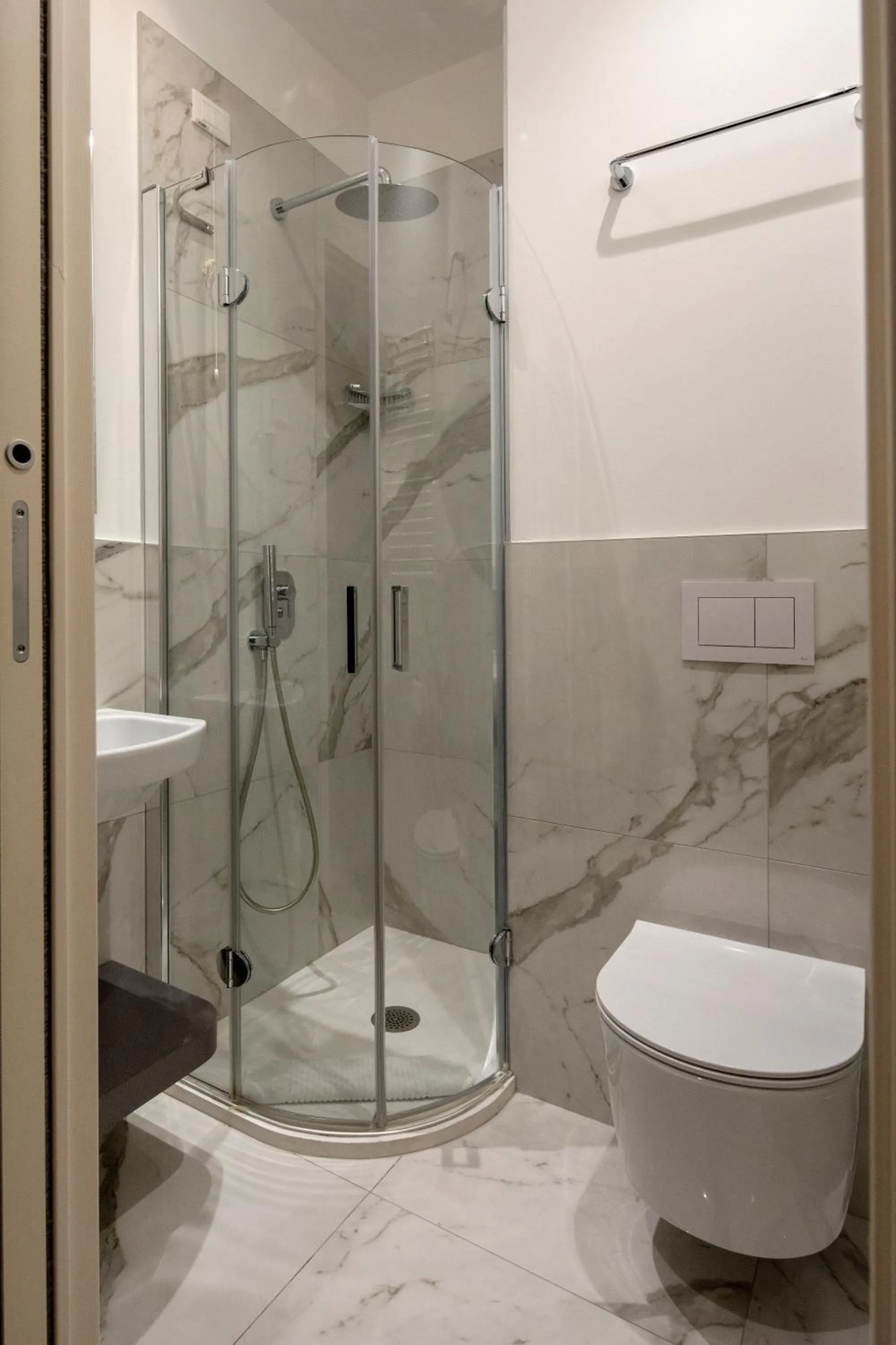 Shower in Alle Guglie Boutique Hotel