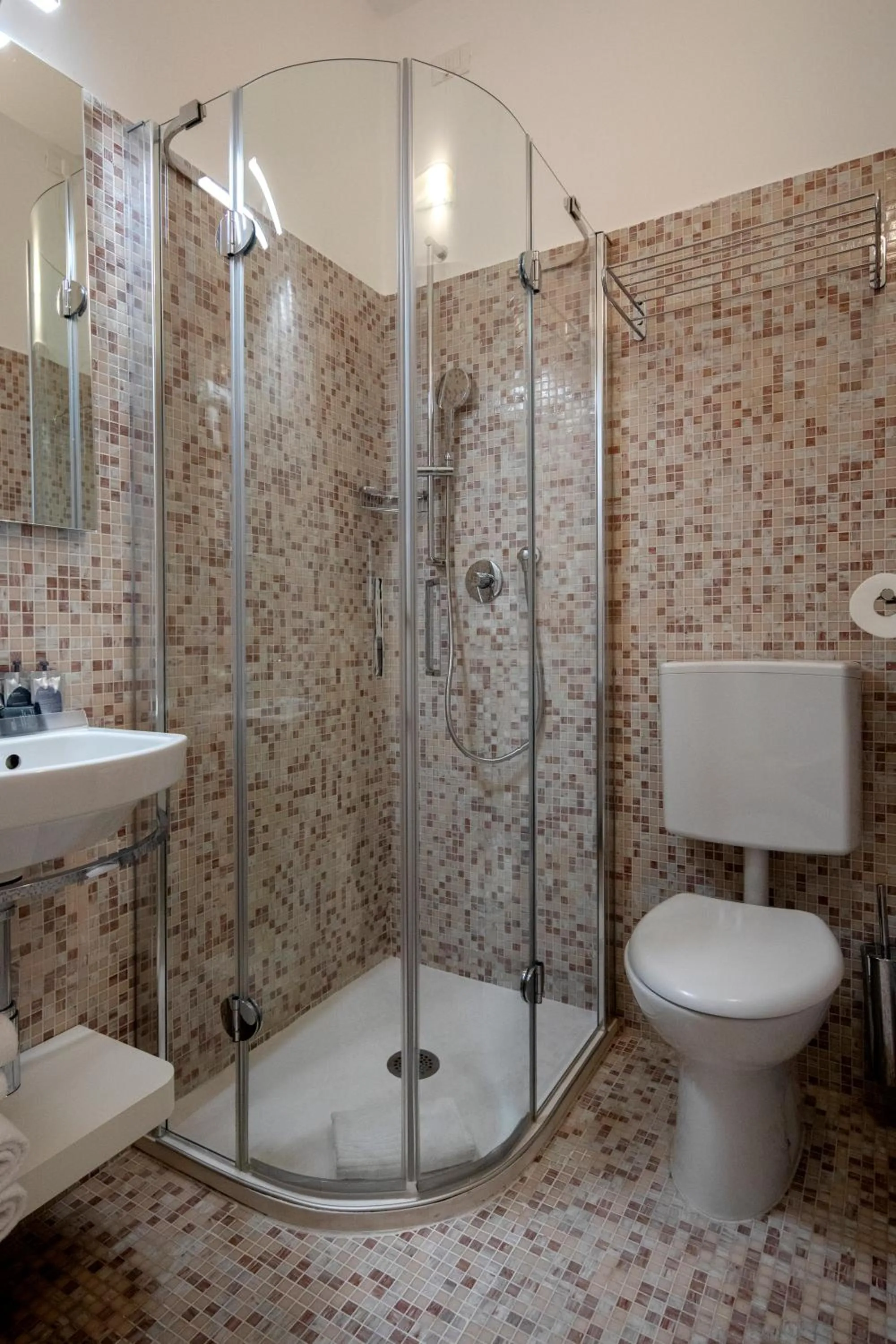 Shower in Alle Guglie Boutique Hotel