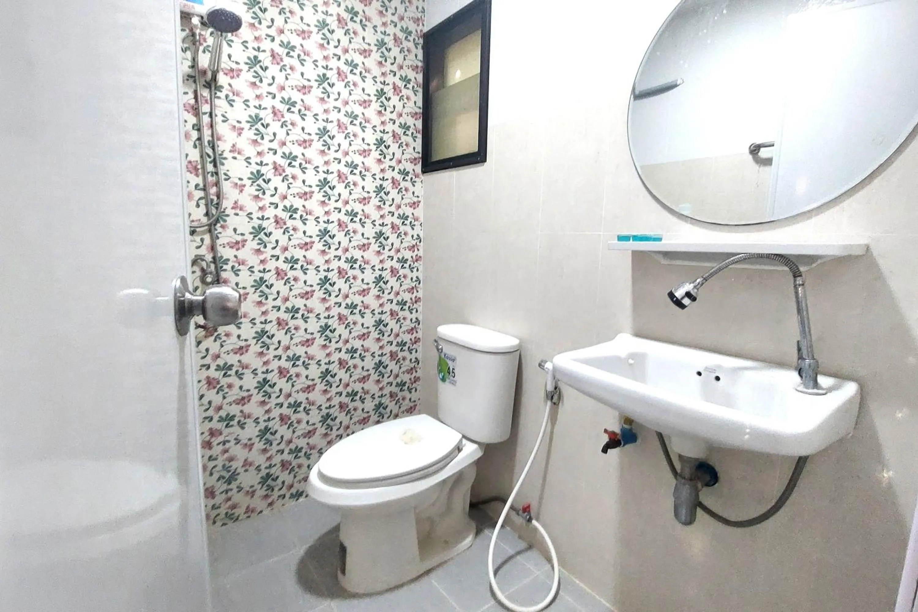 Bathroom in OYO 75396 Look Shine Apartment