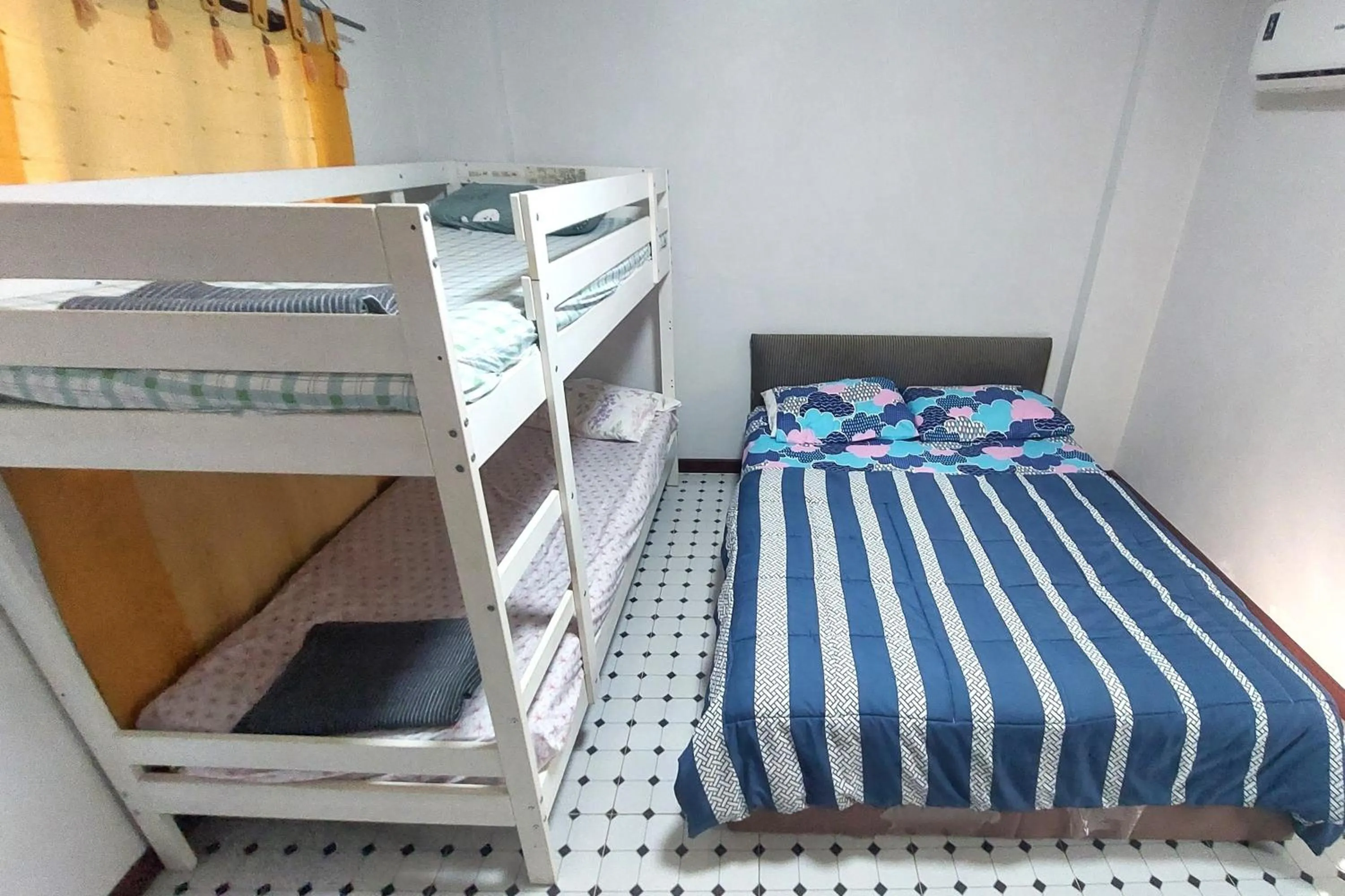 Bed in OYO 75396 Look Shine Apartment