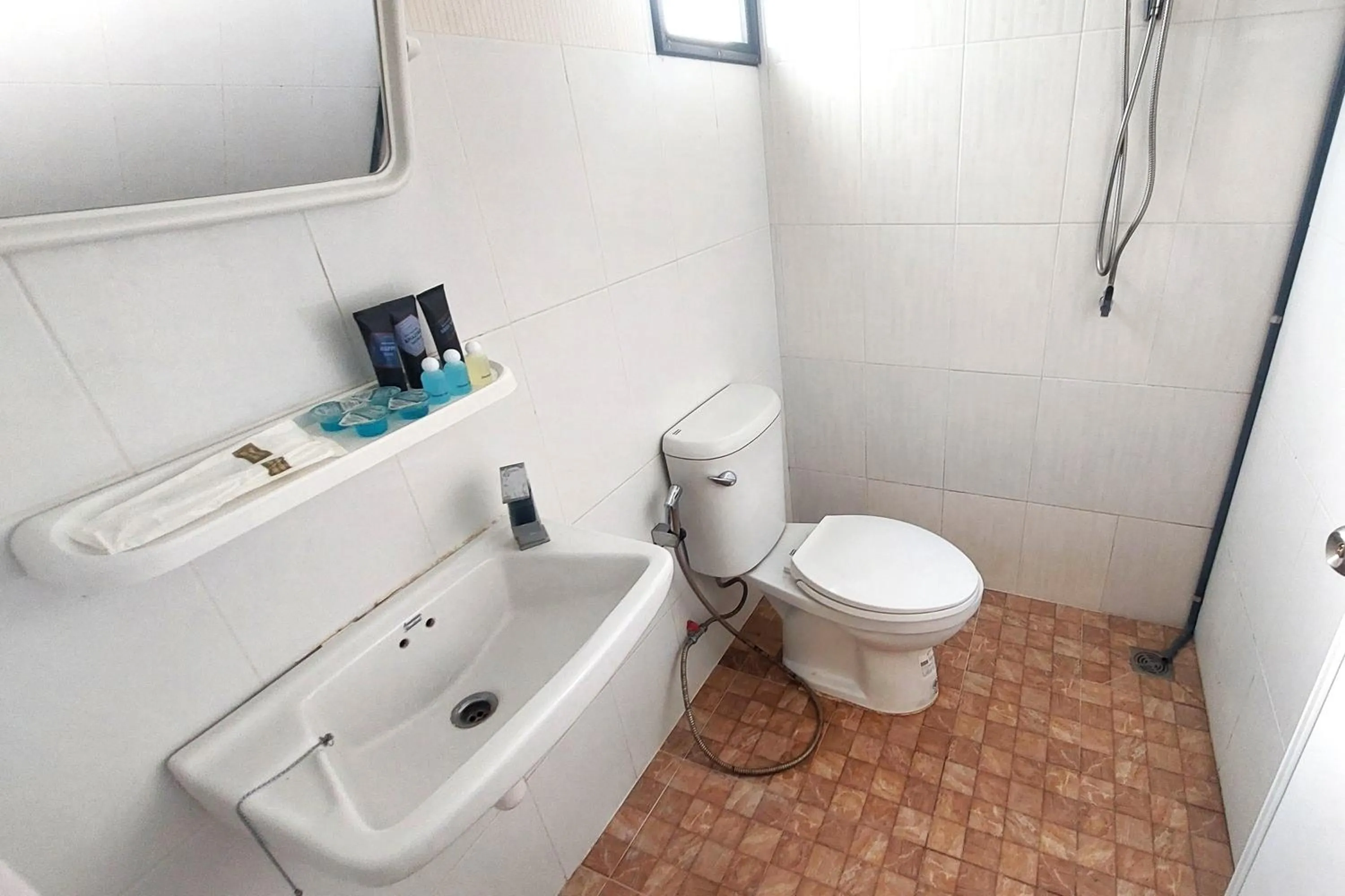 Bathroom in OYO 75396 Look Shine Apartment